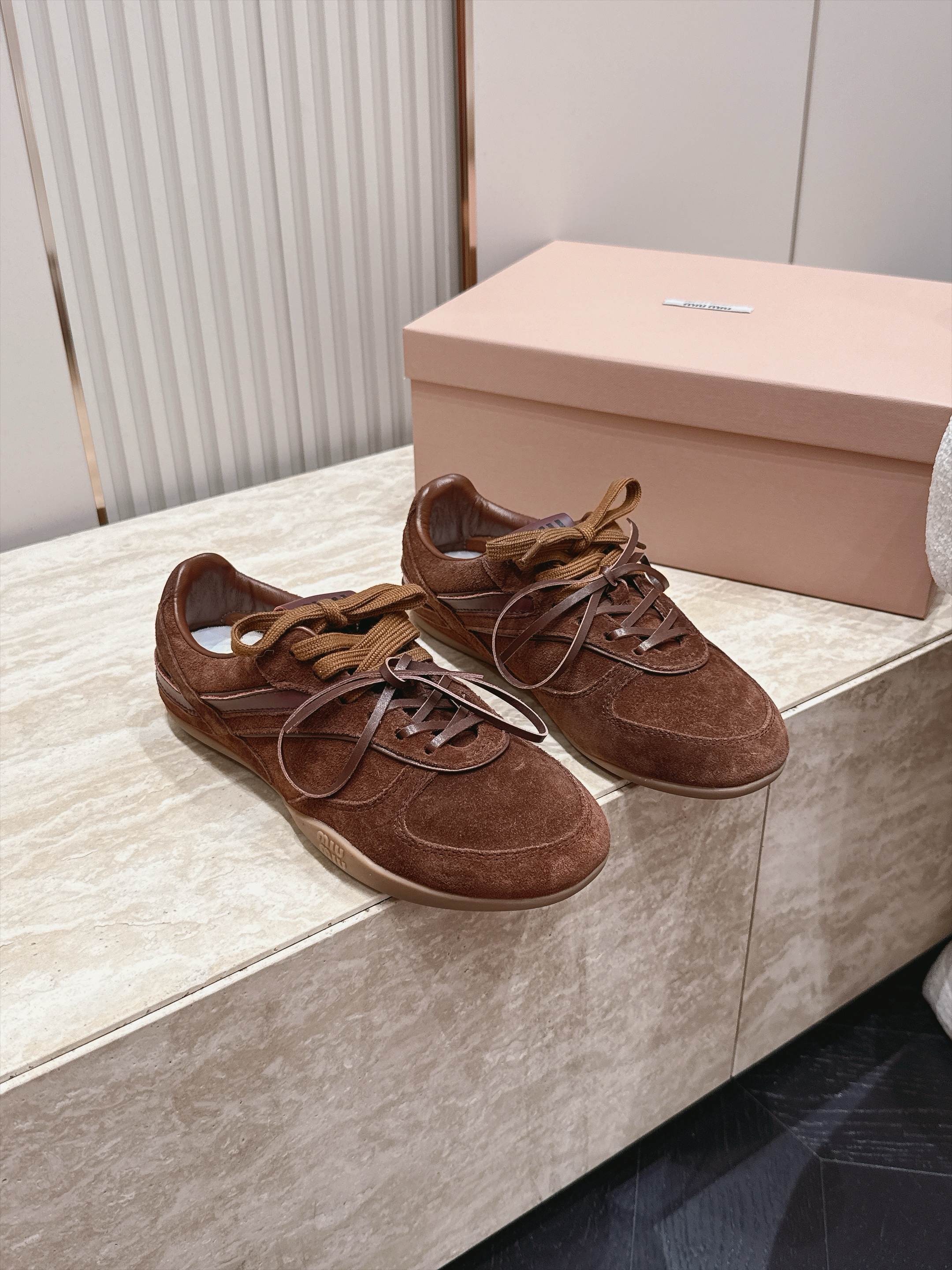 Miu Miu 26新款走秀系列 MiuMiu 德训鞋 休闲运动鞋 休闲鞋秀场工艺来自Miu Miu系列的细节特写 新季