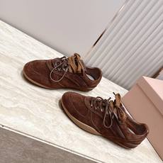 Miu Miu 26新款走秀系列 MiuMiu 德训鞋 休闲运动鞋 休闲鞋秀场工艺来自Miu Miu系列的细节特写 新季 Miu Miu 26新款走秀系列 MiuMiu 德训鞋 休闲运动鞋 休闲鞋秀场工艺来自Miu Miu系列的细节特写 新季