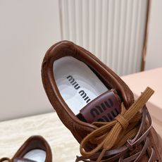 Miu Miu 26新款走秀系列 MiuMiu 德训鞋 休闲运动鞋 休闲鞋秀场工艺来自Miu Miu系列的细节特写 新季 Miu Miu 26新款走秀系列 MiuMiu 德训鞋 休闲运动鞋 休闲鞋秀场工艺来自Miu Miu系列的细节特写 新季
