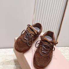 Miu Miu 26新款走秀系列 MiuMiu 德训鞋 休闲运动鞋 休闲鞋秀场工艺来自Miu Miu系列的细节特写 新季 Miu Miu 26新款走秀系列 MiuMiu 德训鞋 休闲运动鞋 休闲鞋秀场工艺来自Miu Miu系列的细节特写 新季