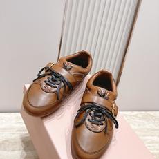 Miu Miu 26新款走秀系列 MiuMiu 德训鞋 休闲运动鞋 休闲鞋秀场工艺来自Miu Miu系列的细节特写 新季 Miu Miu 26新款走秀系列 MiuMiu 德训鞋 休闲运动鞋 休闲鞋秀场工艺来自Miu Miu系列的细节特写 新季