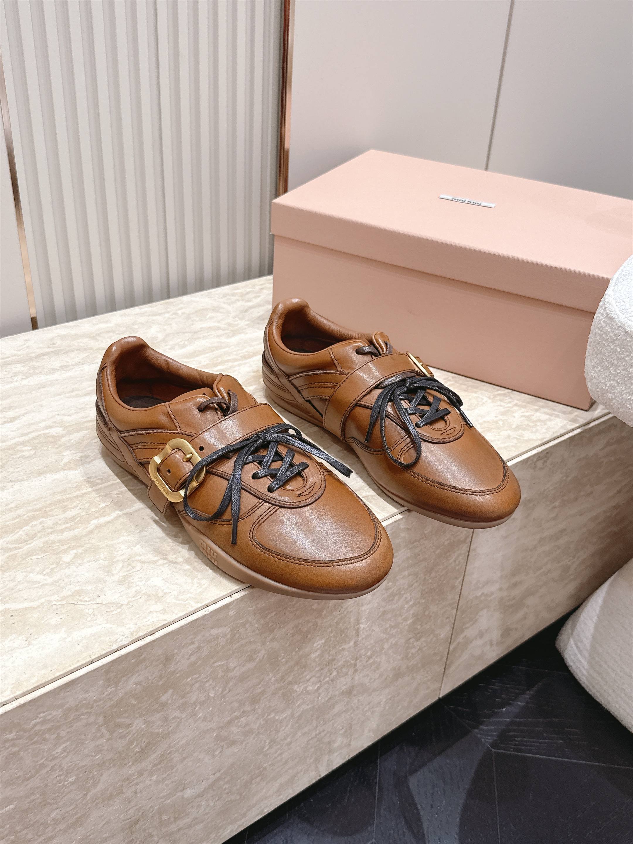 Miu Miu 26新款走秀系列 MiuMiu 德训鞋 休闲运动鞋 休闲鞋秀场工艺来自Miu Miu系列的细节特写 新季