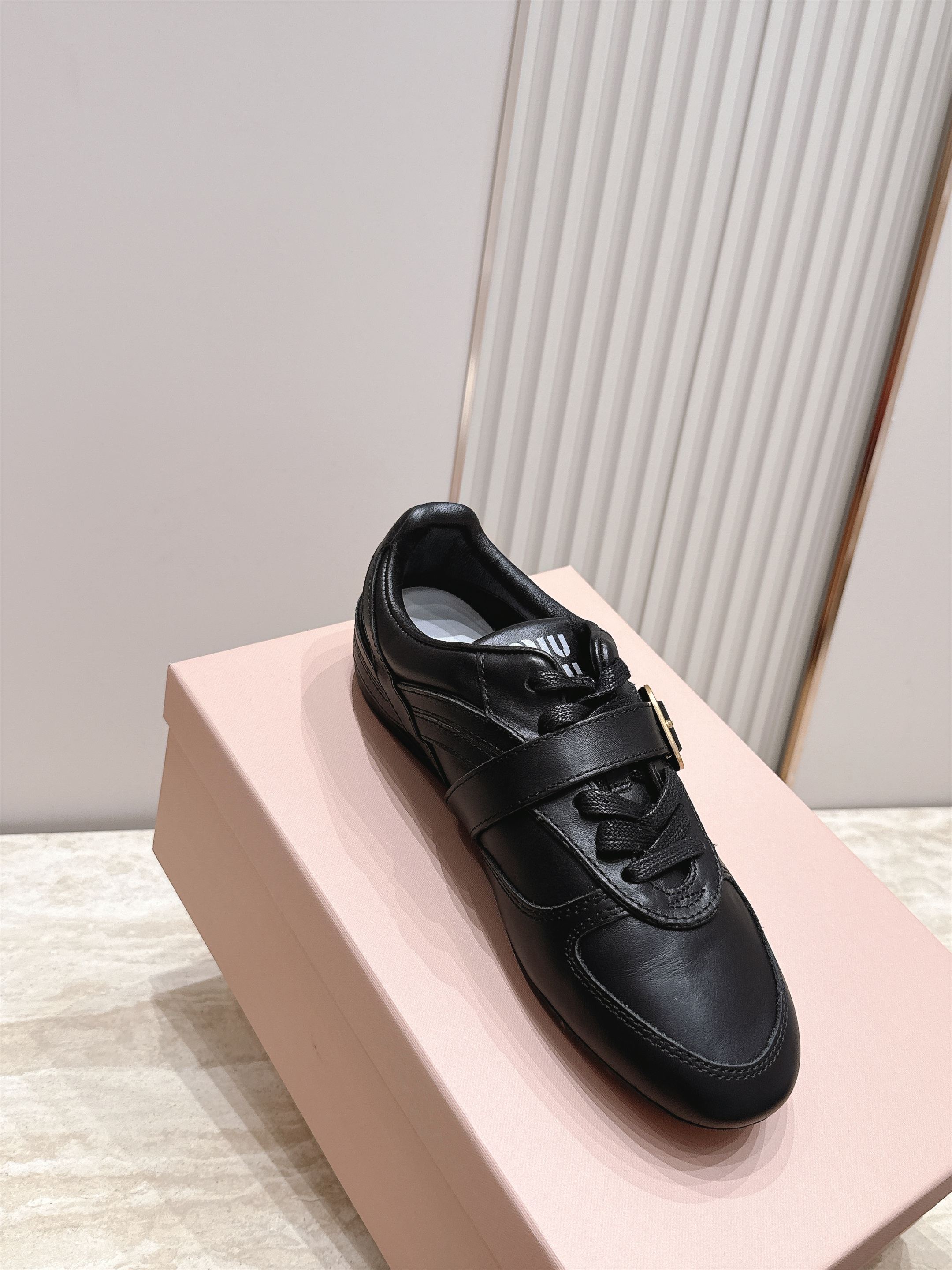 Miu Miu 26新款走秀系列 MiuMiu 德训鞋 休闲运动鞋 休闲鞋秀场工艺来自Miu Miu系列的细节特写 新季