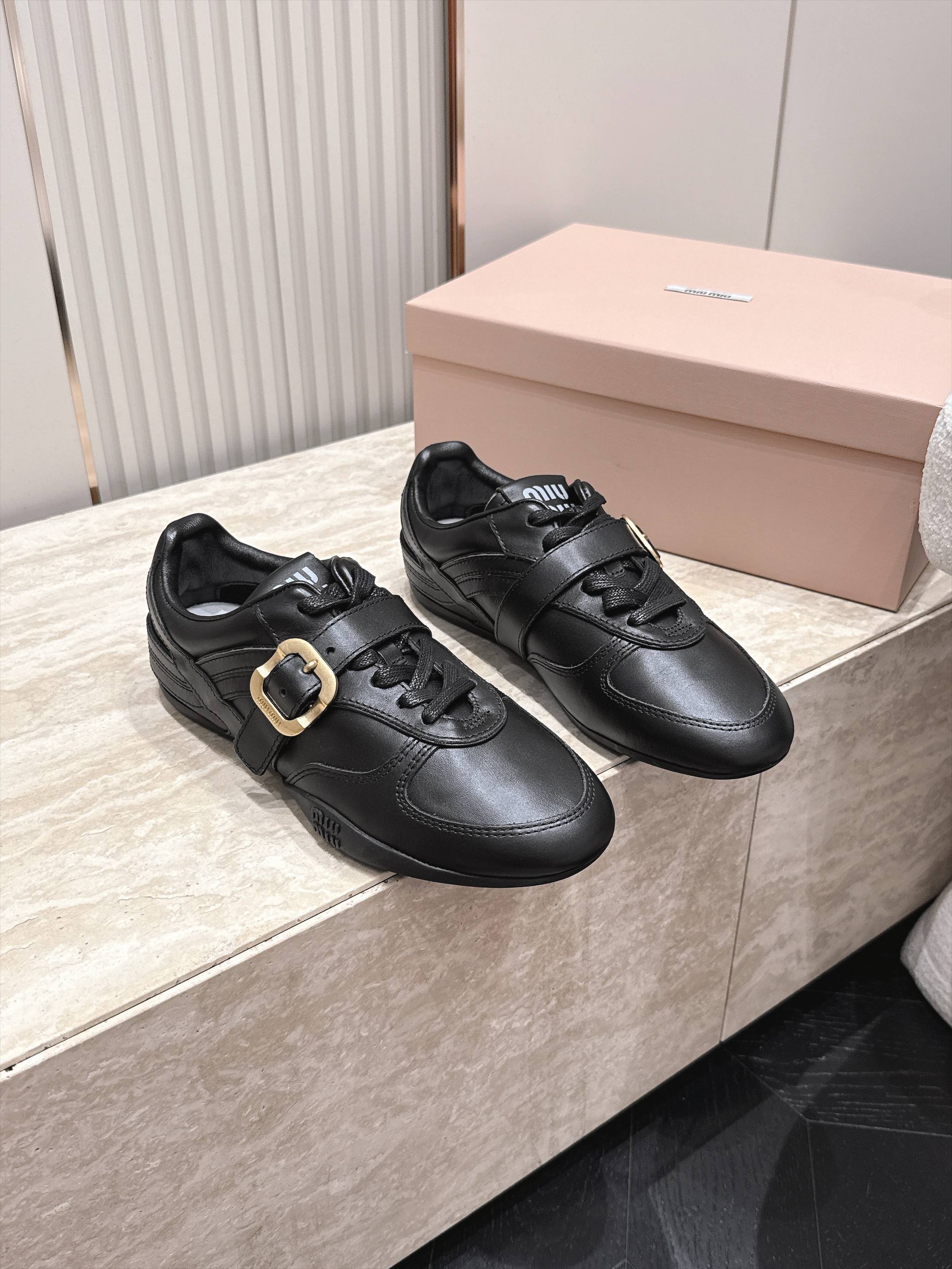Miu Miu 26新款走秀系列 MiuMiu 德训鞋 休闲运动鞋 休闲鞋秀场工艺来自Miu Miu系列的细节特写 新季