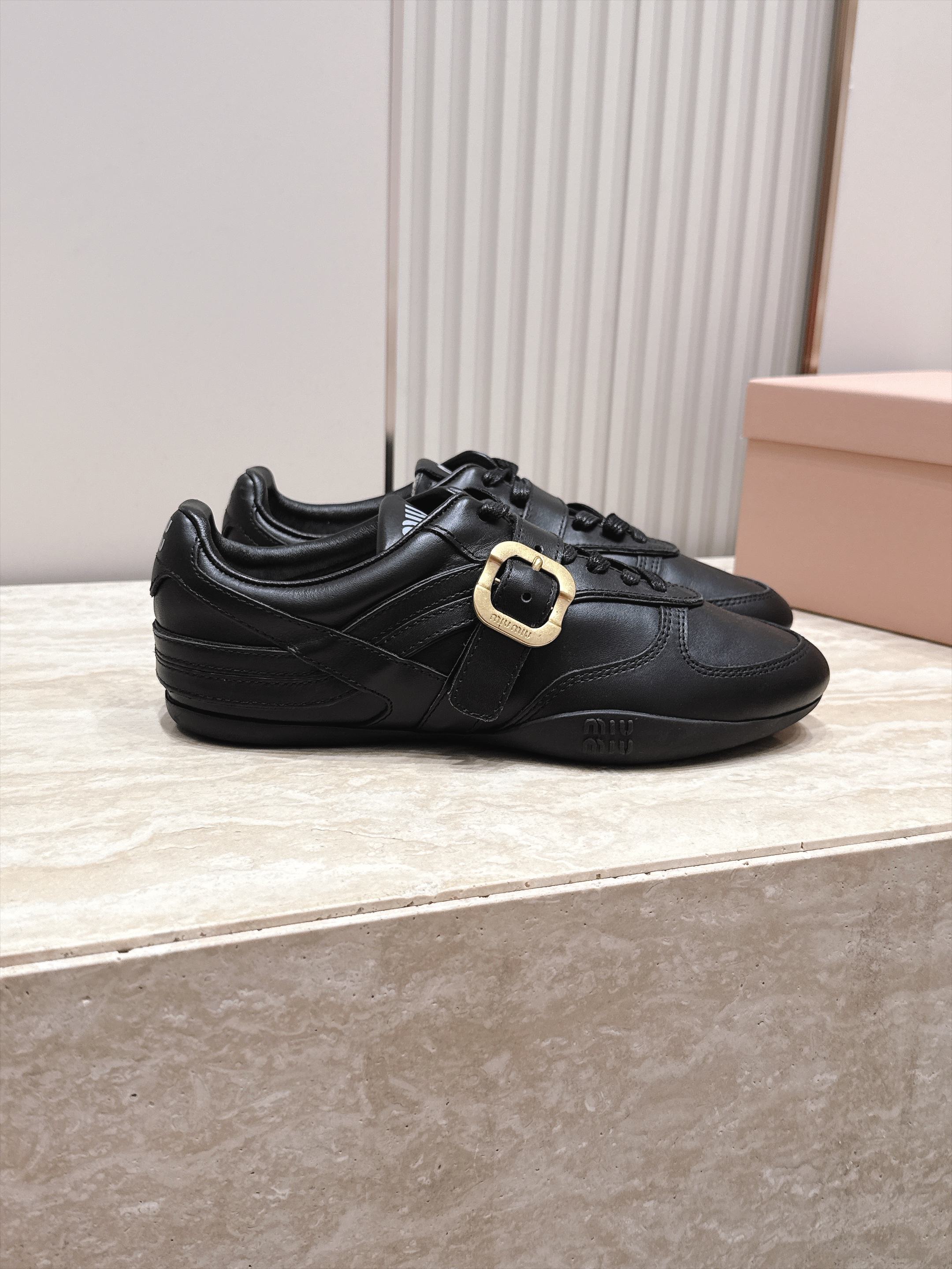 Miu Miu 26新款走秀系列 MiuMiu 德训鞋 休闲运动鞋 休闲鞋秀场工艺来自Miu Miu系列的细节特写 新季