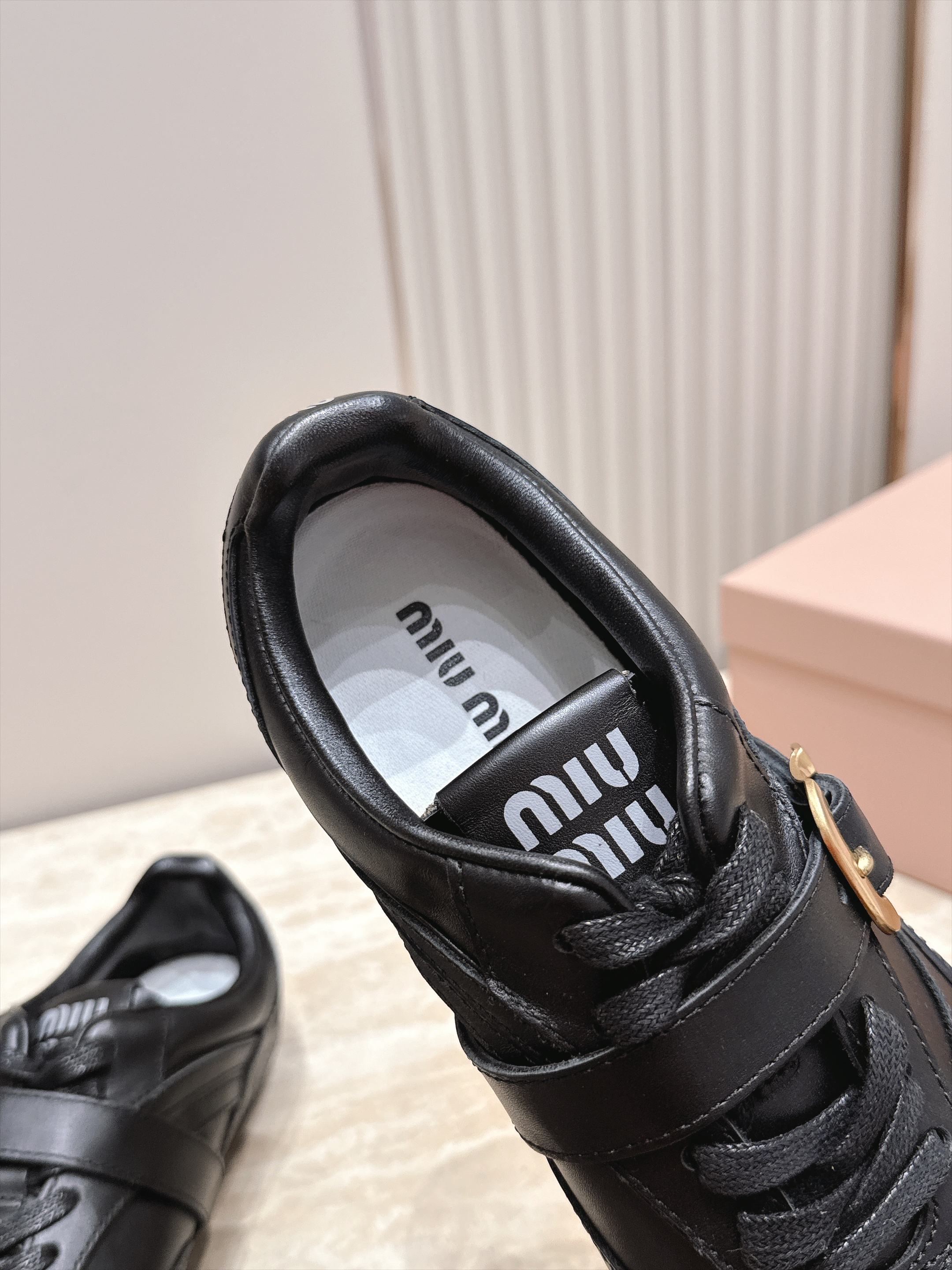 Miu Miu 26新款走秀系列 MiuMiu 德训鞋 休闲运动鞋 休闲鞋秀场工艺来自Miu Miu系列的细节特写 新季