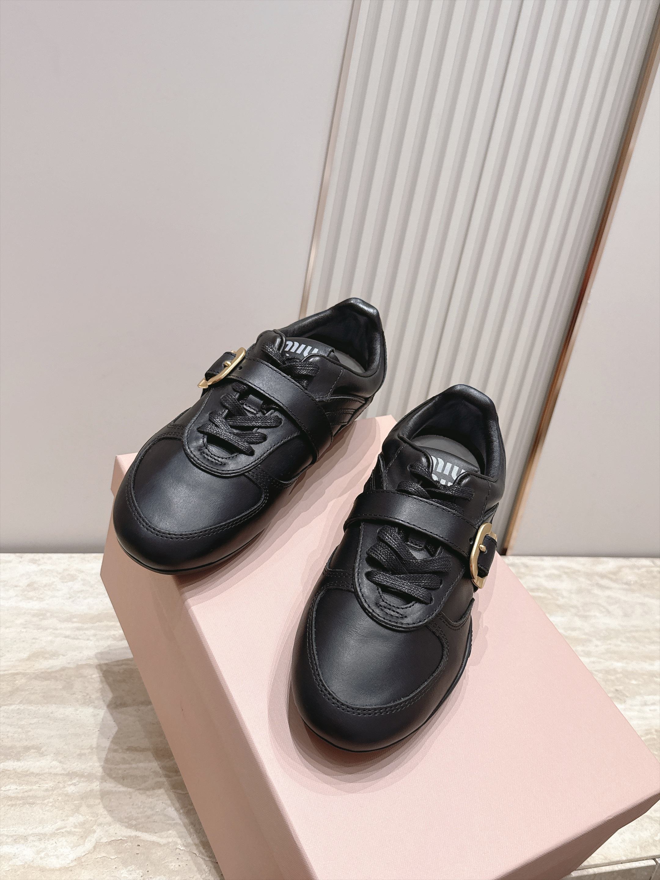 Miu Miu 26新款走秀系列 MiuMiu 德训鞋 休闲运动鞋 休闲鞋秀场工艺来自Miu Miu系列的细节特写 新季