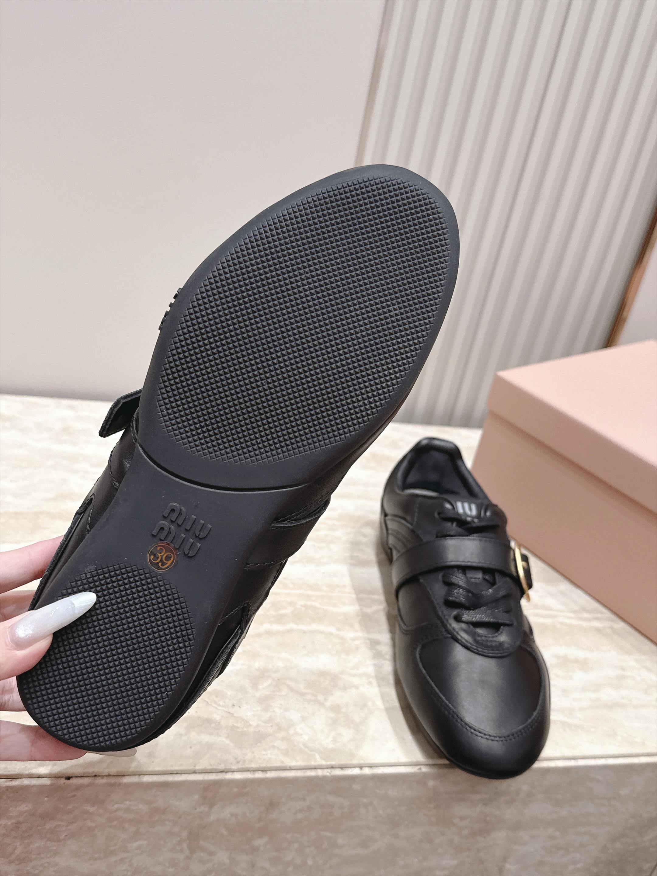 Miu Miu 26新款走秀系列 MiuMiu 德训鞋 休闲运动鞋 休闲鞋秀场工艺来自Miu Miu系列的细节特写 新季
