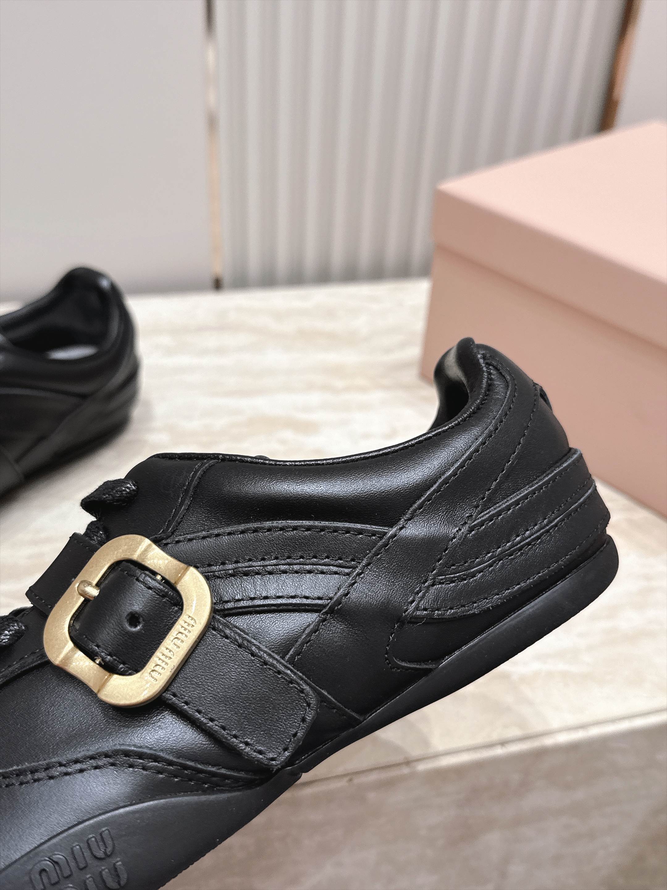 Miu Miu 26新款走秀系列 MiuMiu 德训鞋 休闲运动鞋 休闲鞋秀场工艺来自Miu Miu系列的细节特写 新季