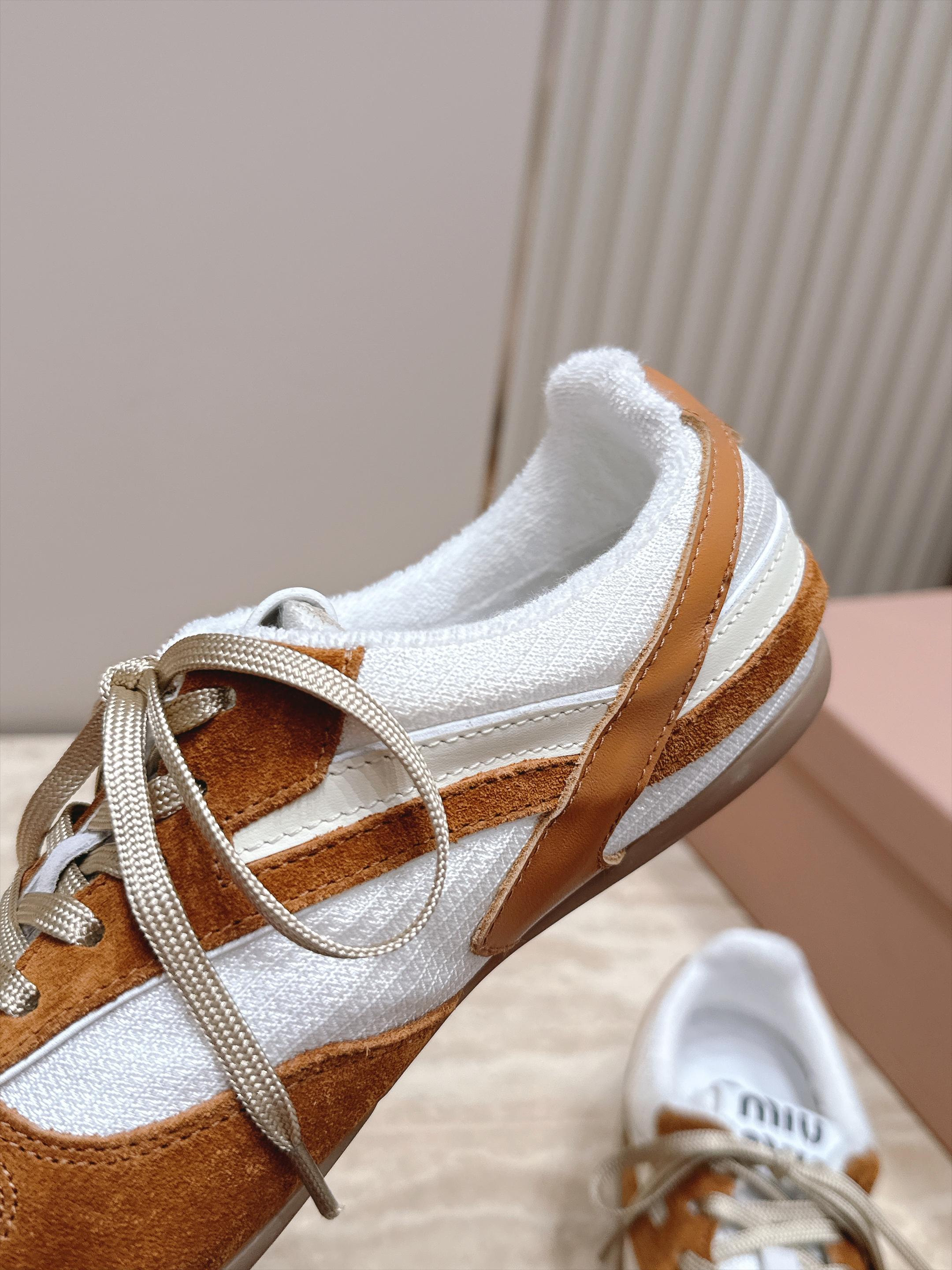 Miu Miu 26新款走秀MiuMiu 德训鞋 休闲运动鞋 休闲鞋秀场工艺来自Miu Miu系列的细节特写 新季的潮流