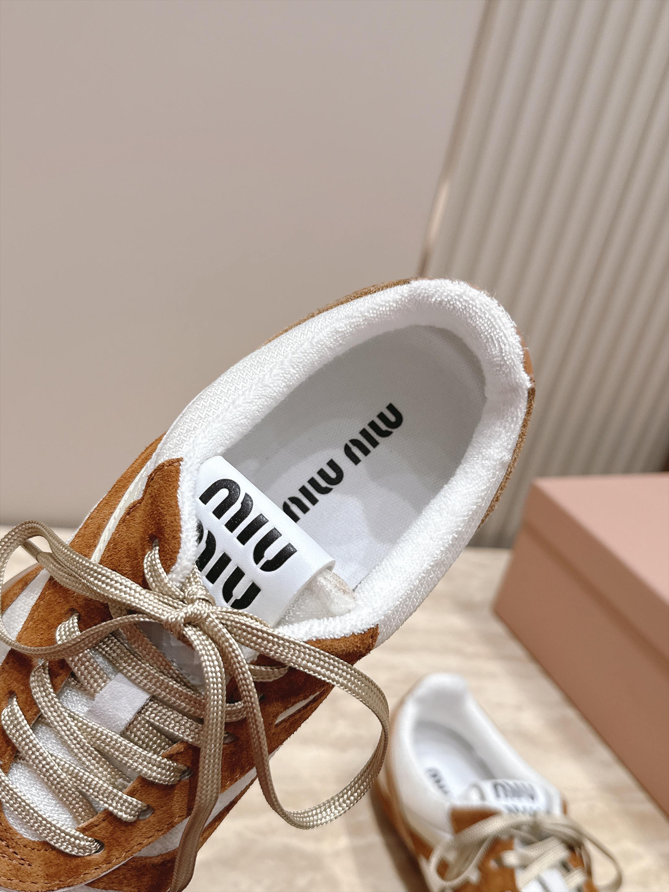 Miu Miu 26新款走秀MiuMiu 德训鞋 休闲运动鞋 休闲鞋秀场工艺来自Miu Miu系列的细节特写 新季的潮流
