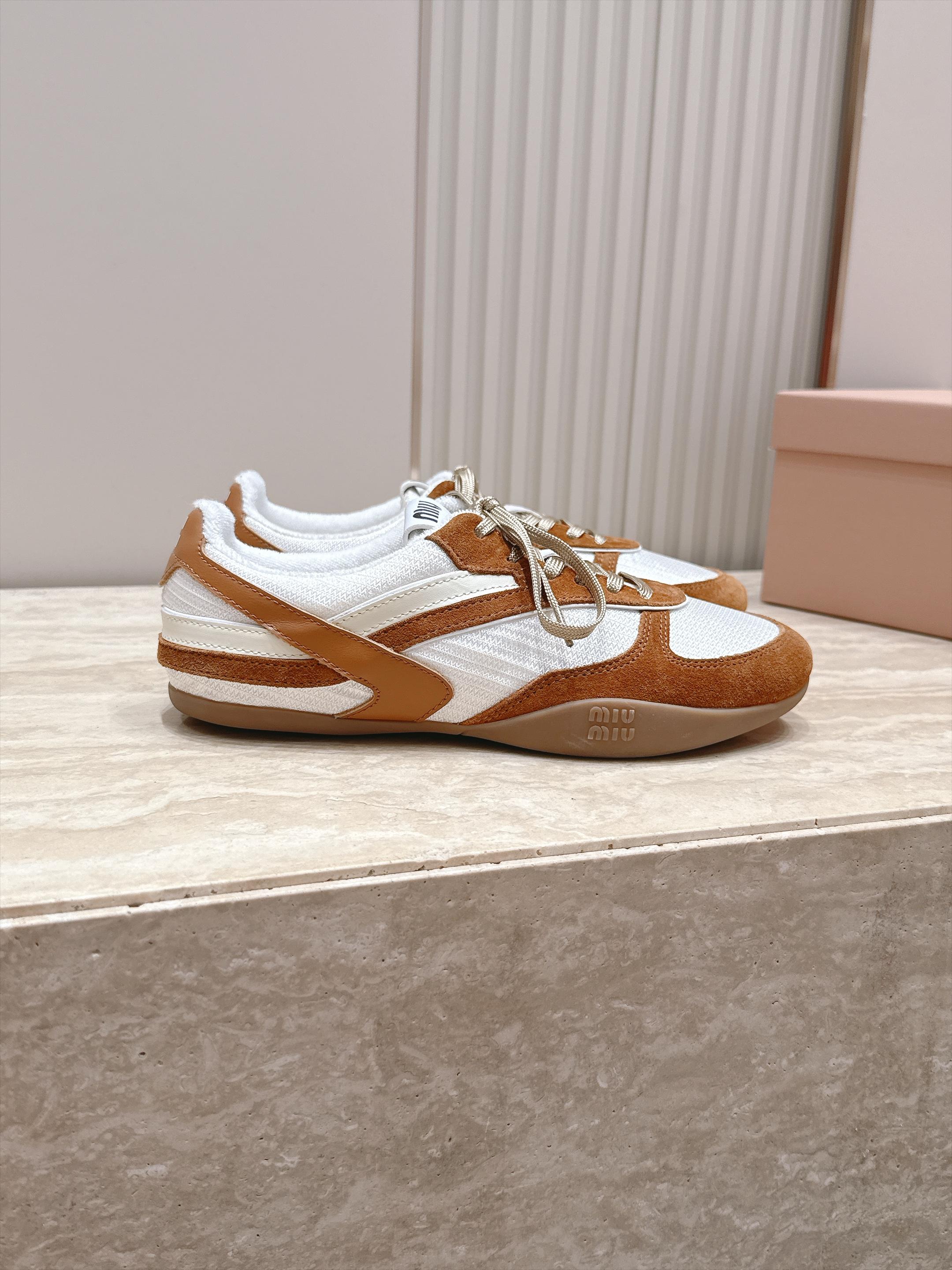 Miu Miu 26新款走秀MiuMiu 德训鞋 休闲运动鞋 休闲鞋秀场工艺来自Miu Miu系列的细节特写 新季的潮流