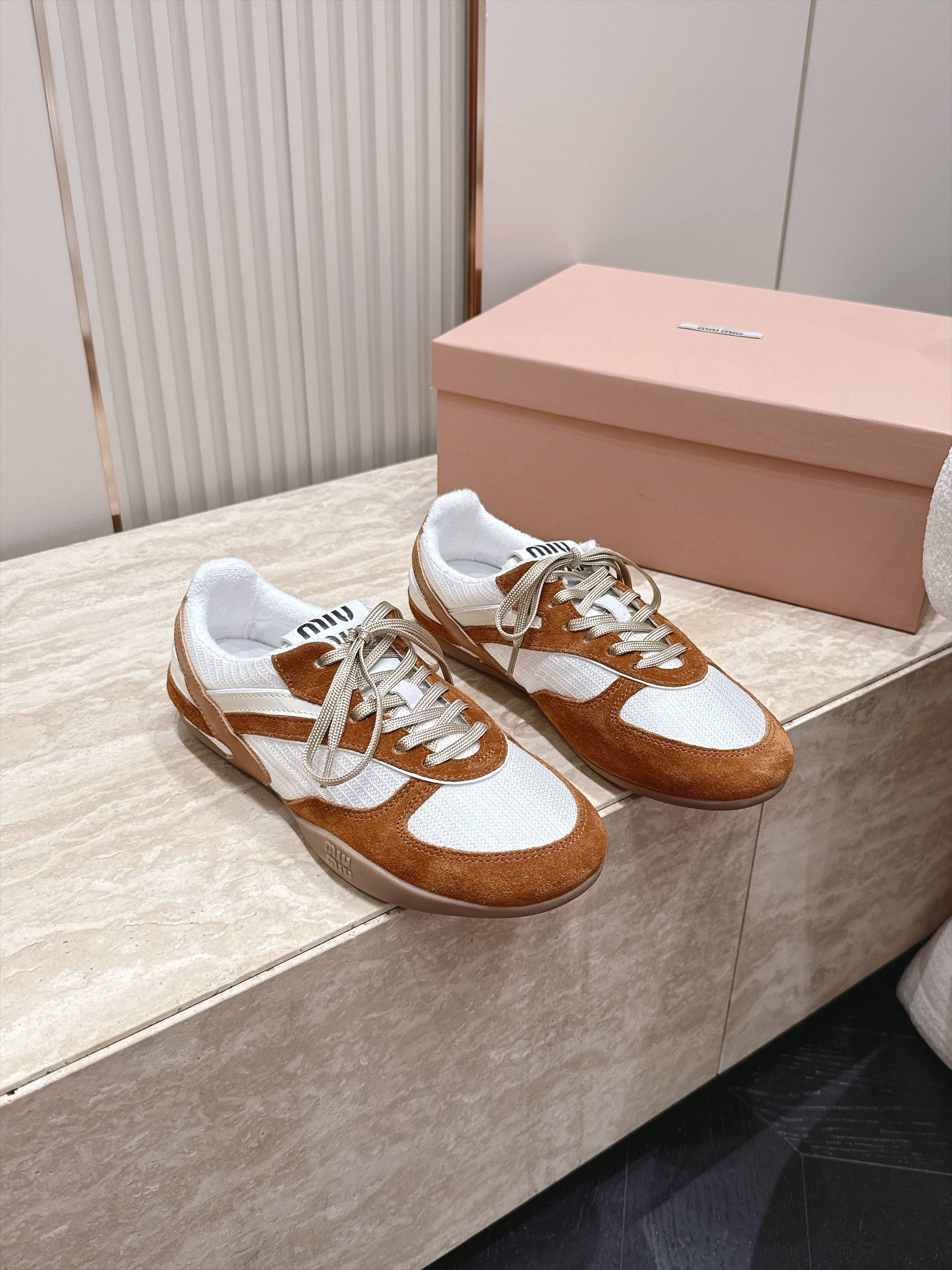 Miu Miu 26新款走秀MiuMiu 德训鞋 休闲运动鞋 休闲鞋秀场工艺来自Miu Miu系列的细节特写 新季的潮流