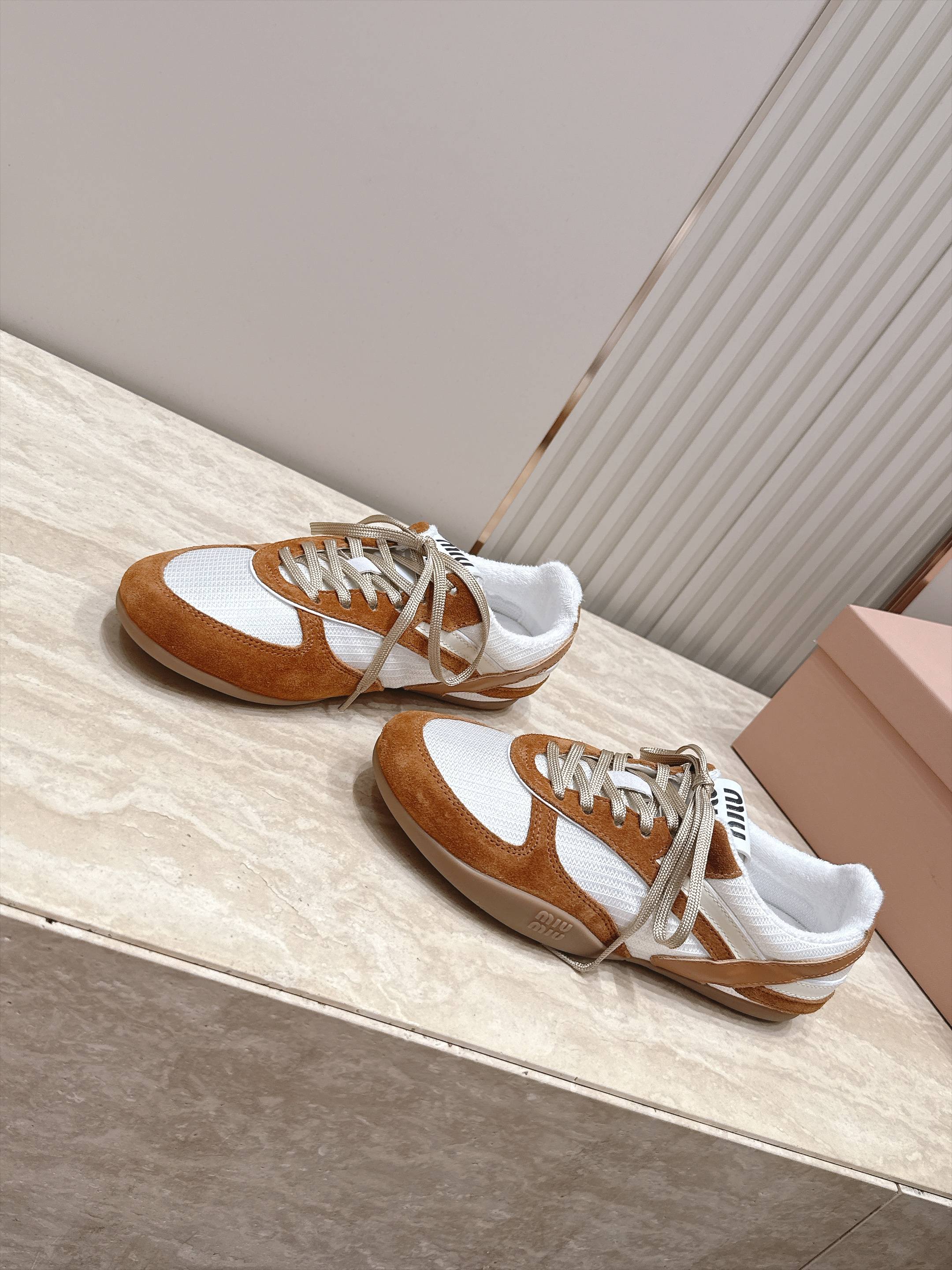 Miu Miu 26新款走秀MiuMiu 德训鞋 休闲运动鞋 休闲鞋秀场工艺来自Miu Miu系列的细节特写 新季的潮流