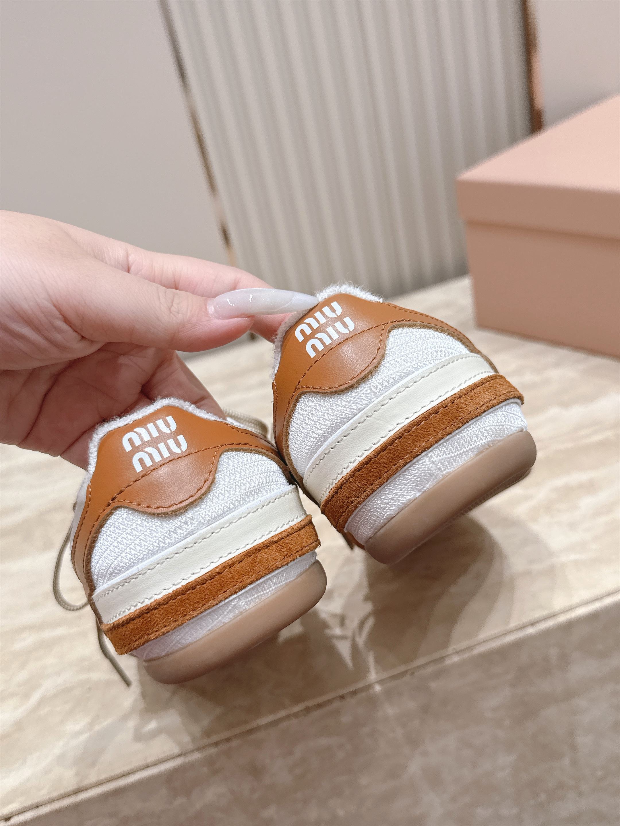 Miu Miu 26新款走秀MiuMiu 德训鞋 休闲运动鞋 休闲鞋秀场工艺来自Miu Miu系列的细节特写 新季的潮流