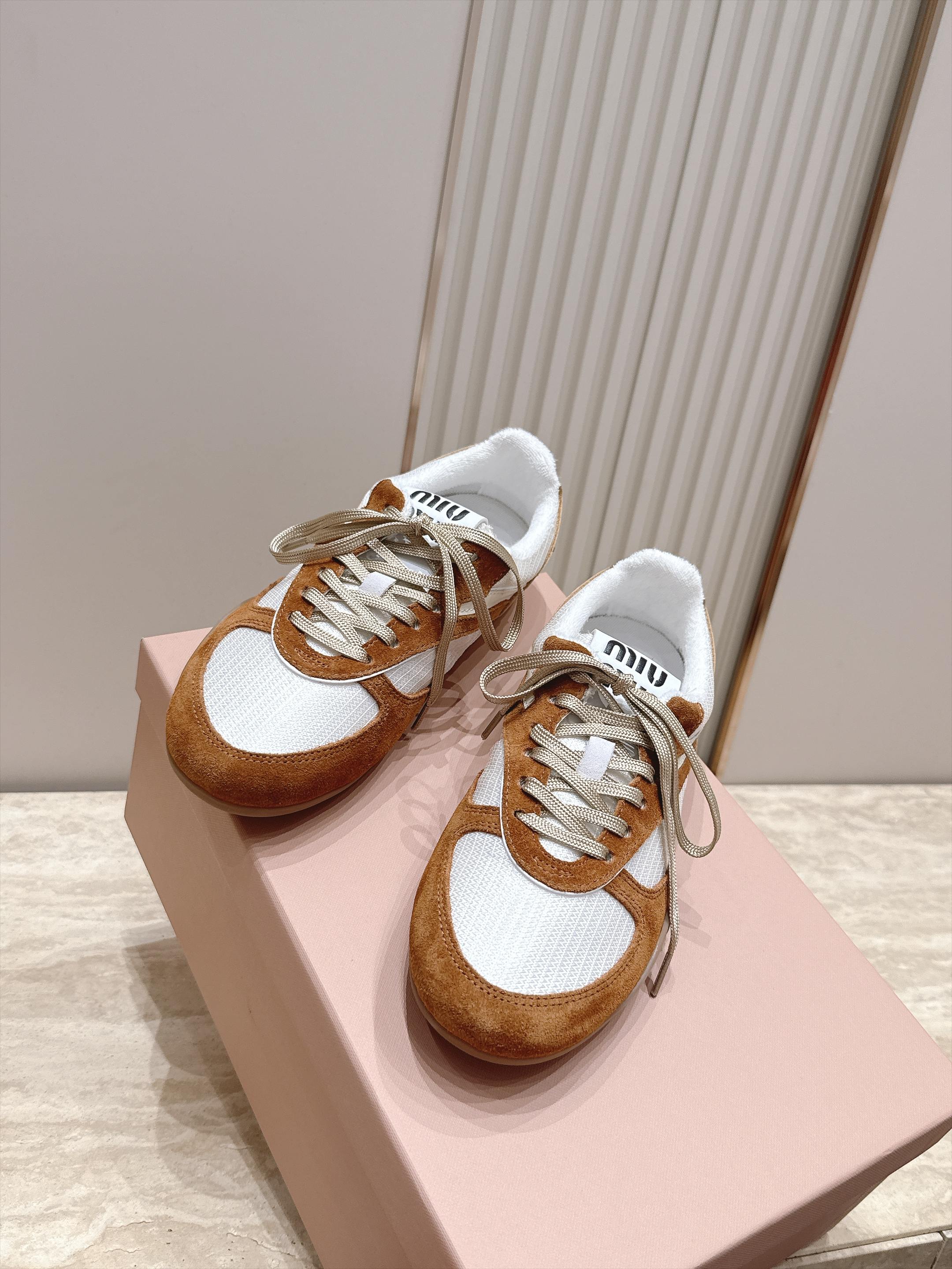 Miu Miu 26新款走秀MiuMiu 德训鞋 休闲运动鞋 休闲鞋秀场工艺来自Miu Miu系列的细节特写 新季的潮流