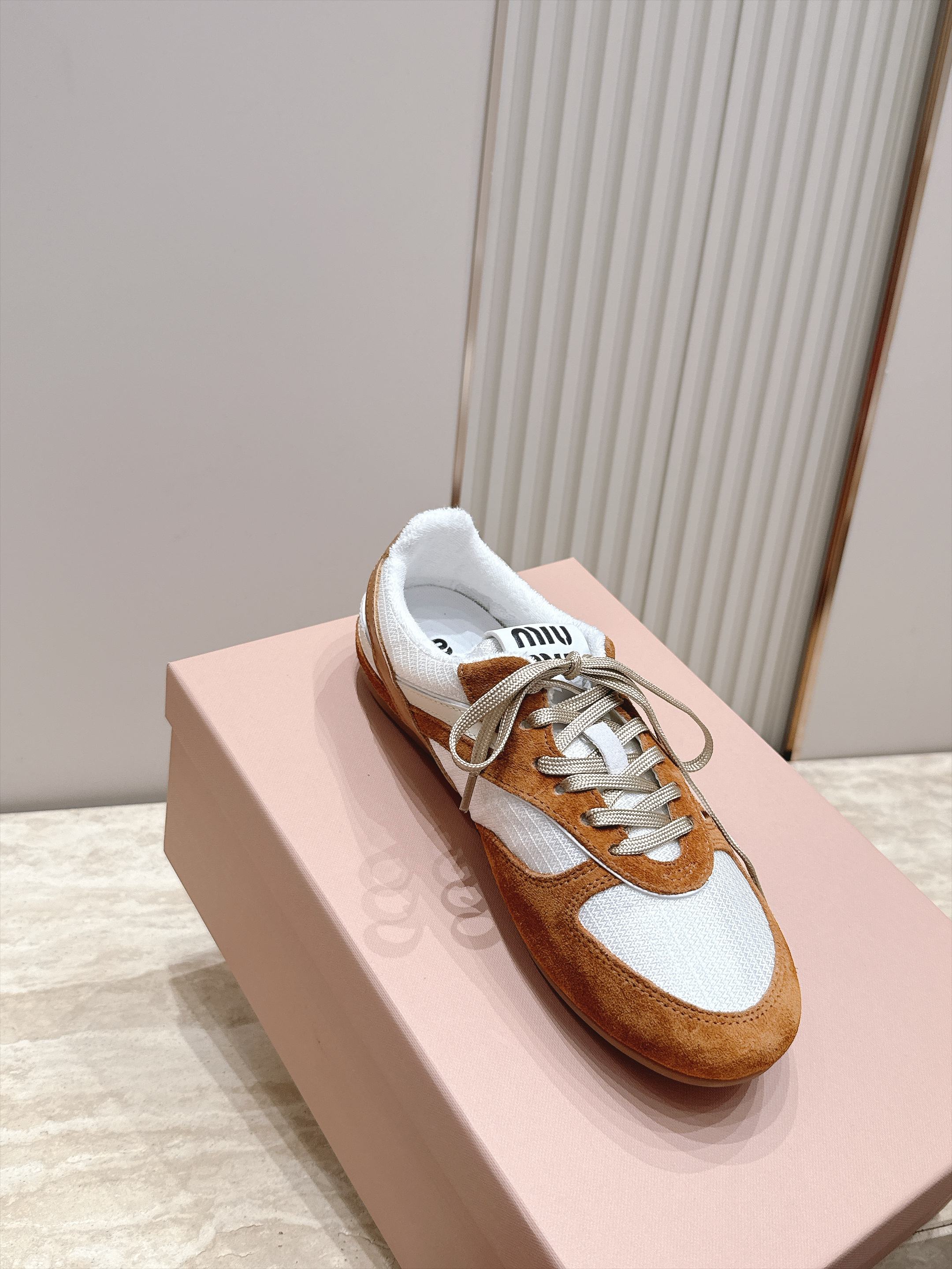 Miu Miu 26新款走秀MiuMiu 德训鞋 休闲运动鞋 休闲鞋秀场工艺来自Miu Miu系列的细节特写 新季的潮流