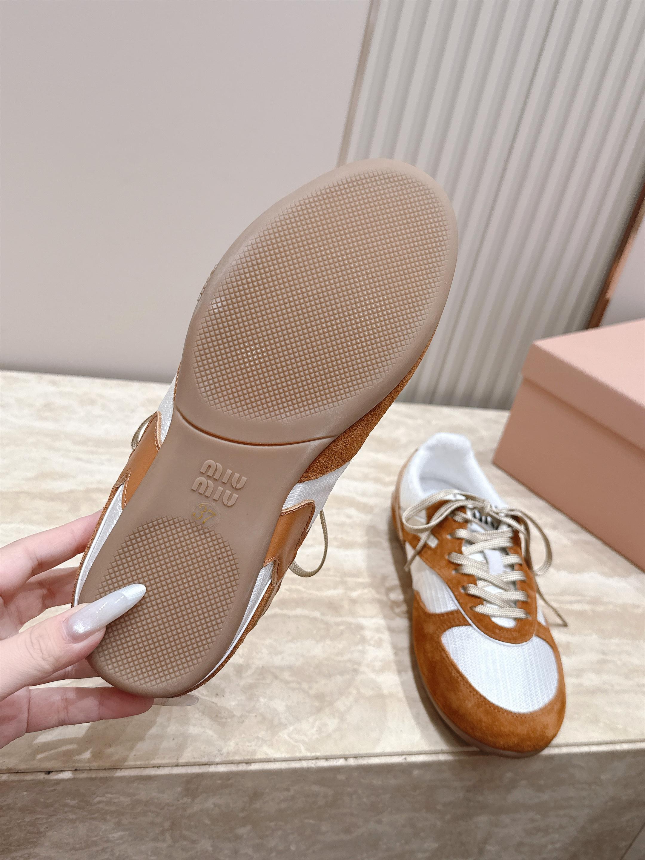 Miu Miu 26新款走秀MiuMiu 德训鞋 休闲运动鞋 休闲鞋秀场工艺来自Miu Miu系列的细节特写 新季的潮流