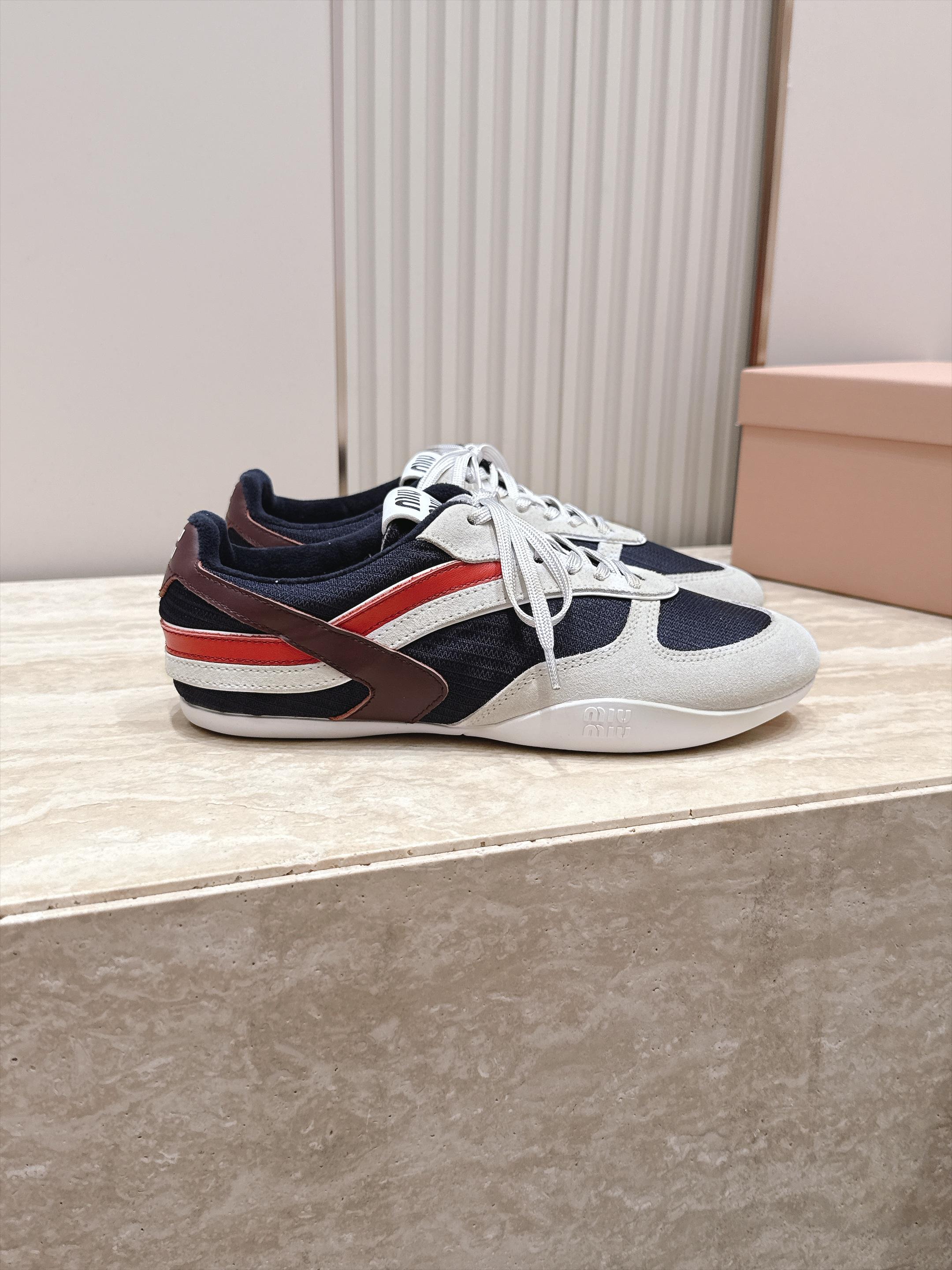 Miu Miu 26新款走秀MiuMiu 德训鞋 休闲运动鞋 休闲鞋秀场工艺来自Miu Miu系列的细节特写 新季的潮流