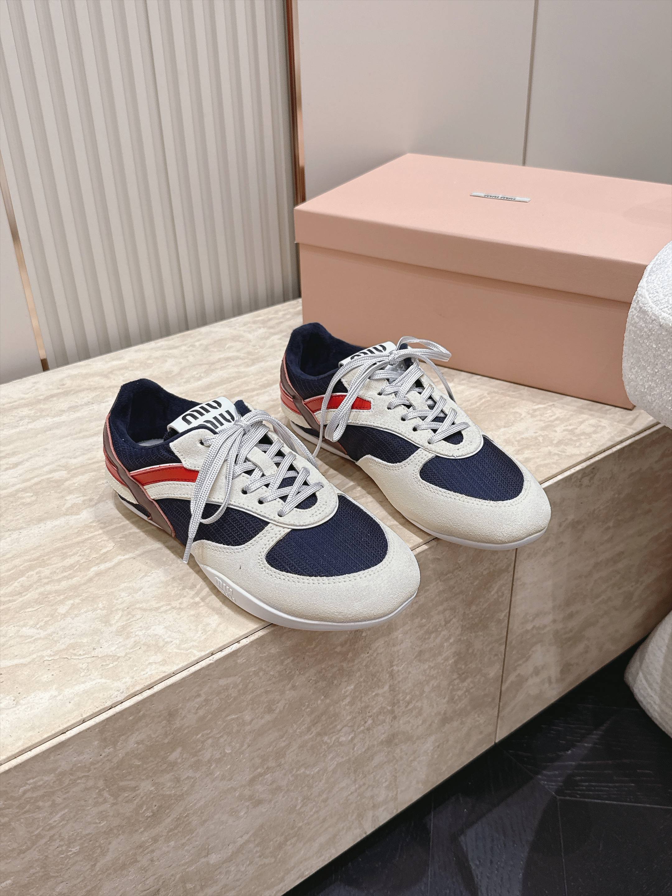 Miu Miu 26新款走秀MiuMiu 德训鞋 休闲运动鞋 休闲鞋秀场工艺来自Miu Miu系列的细节特写 新季的潮流