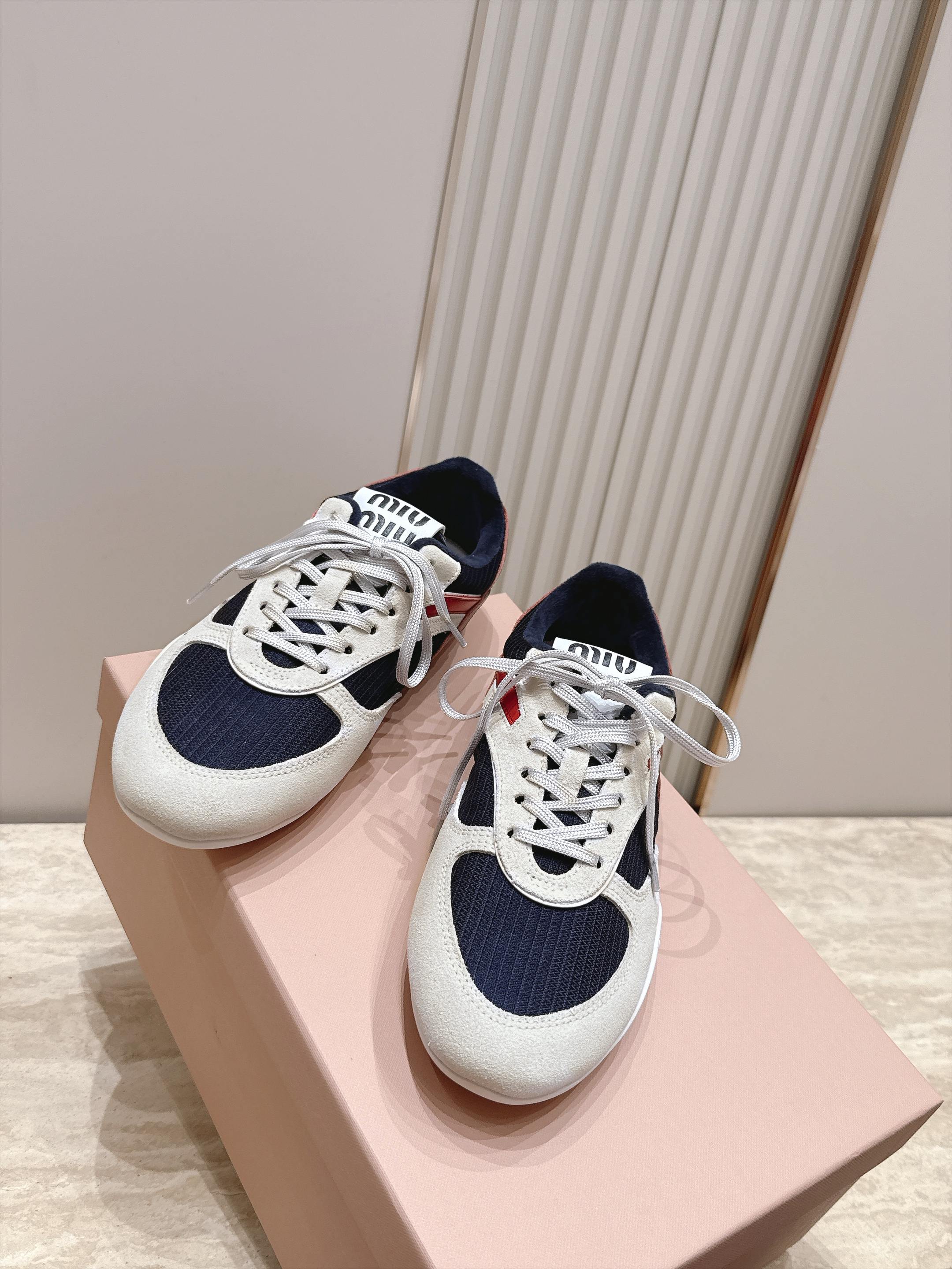 Miu Miu 26新款走秀MiuMiu 德训鞋 休闲运动鞋 休闲鞋秀场工艺来自Miu Miu系列的细节特写 新季的潮流