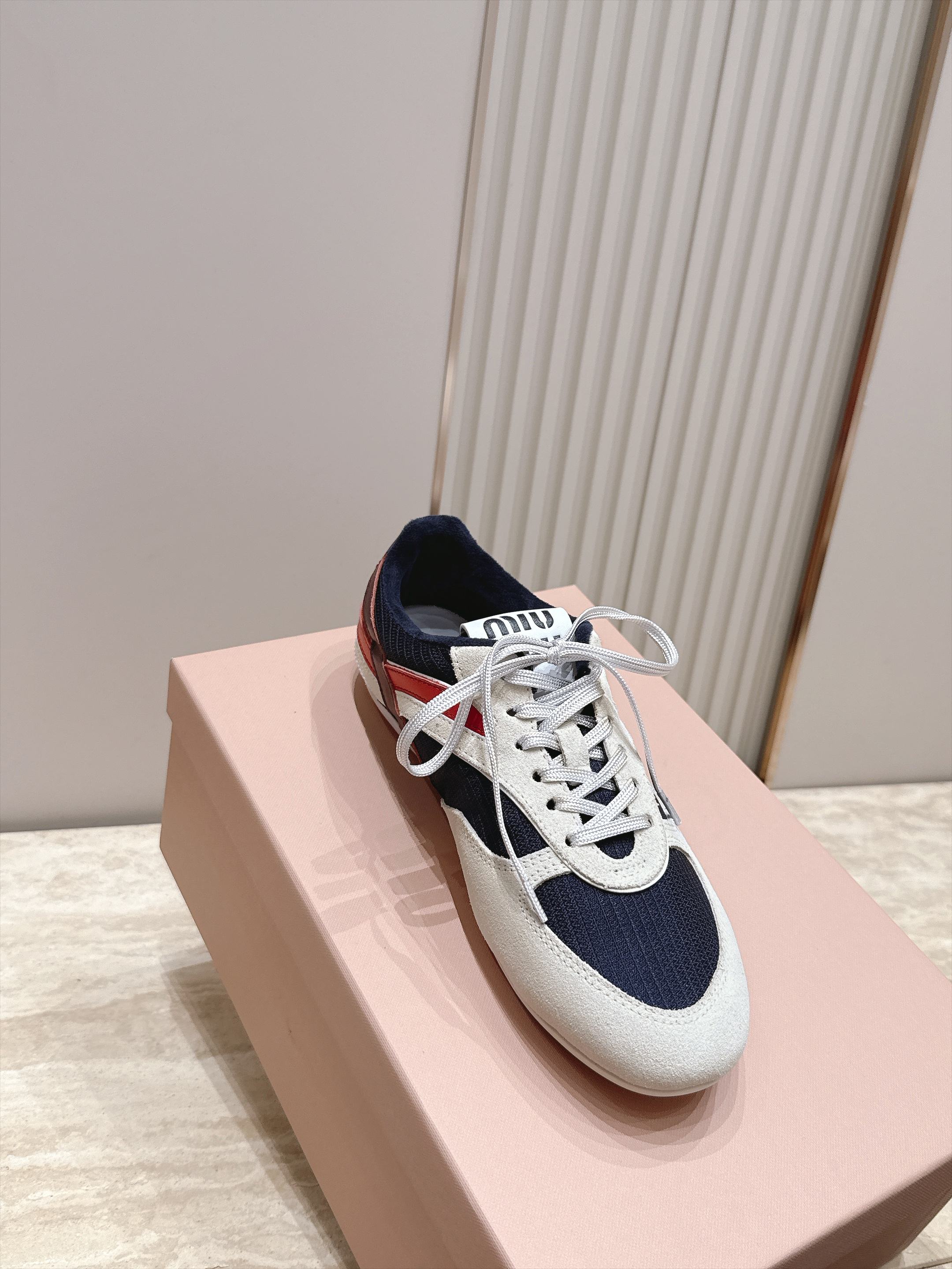 Miu Miu 26新款走秀MiuMiu 德训鞋 休闲运动鞋 休闲鞋秀场工艺来自Miu Miu系列的细节特写 新季的潮流