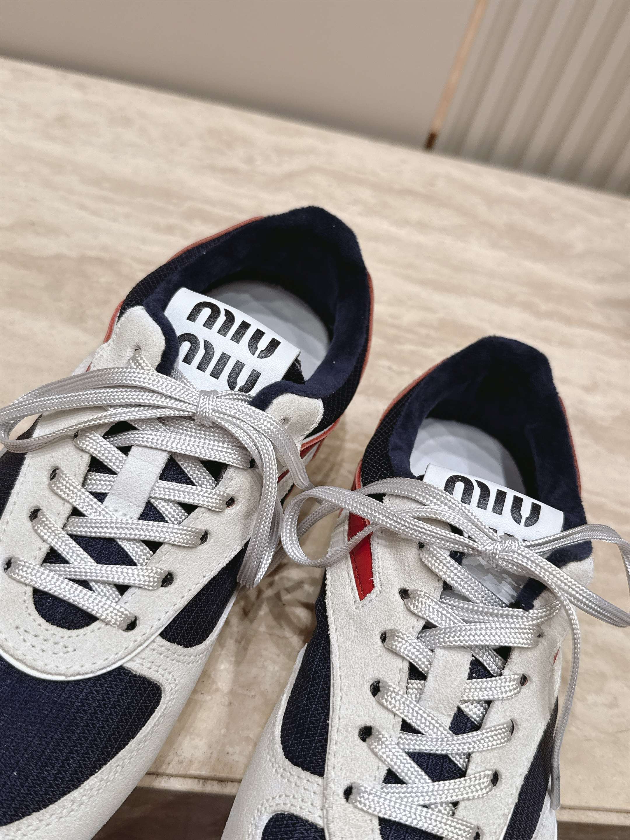 Miu Miu 26新款走秀MiuMiu 德训鞋 休闲运动鞋 休闲鞋秀场工艺来自Miu Miu系列的细节特写 新季的潮流