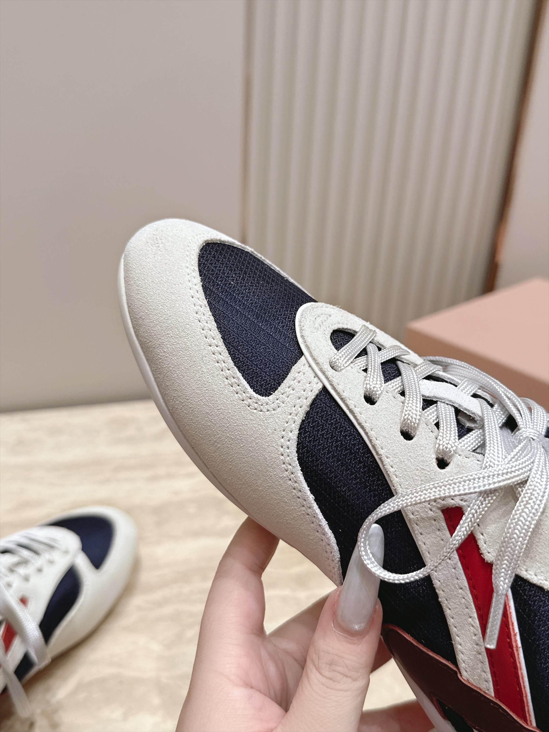 Miu Miu 26新款走秀MiuMiu 德训鞋 休闲运动鞋 休闲鞋秀场工艺来自Miu Miu系列的细节特写 新季的潮流