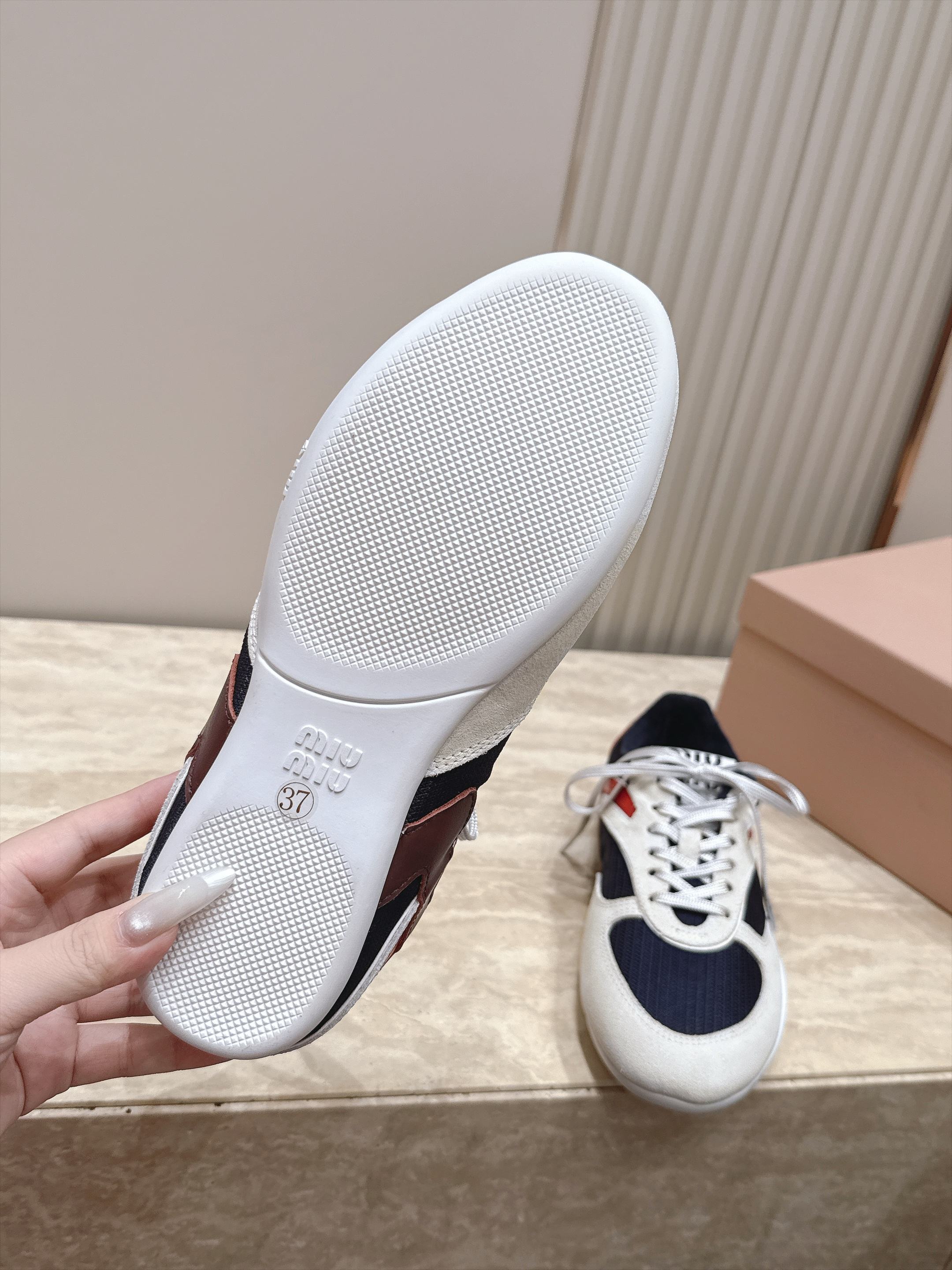 Miu Miu 26新款走秀MiuMiu 德训鞋 休闲运动鞋 休闲鞋秀场工艺来自Miu Miu系列的细节特写 新季的潮流