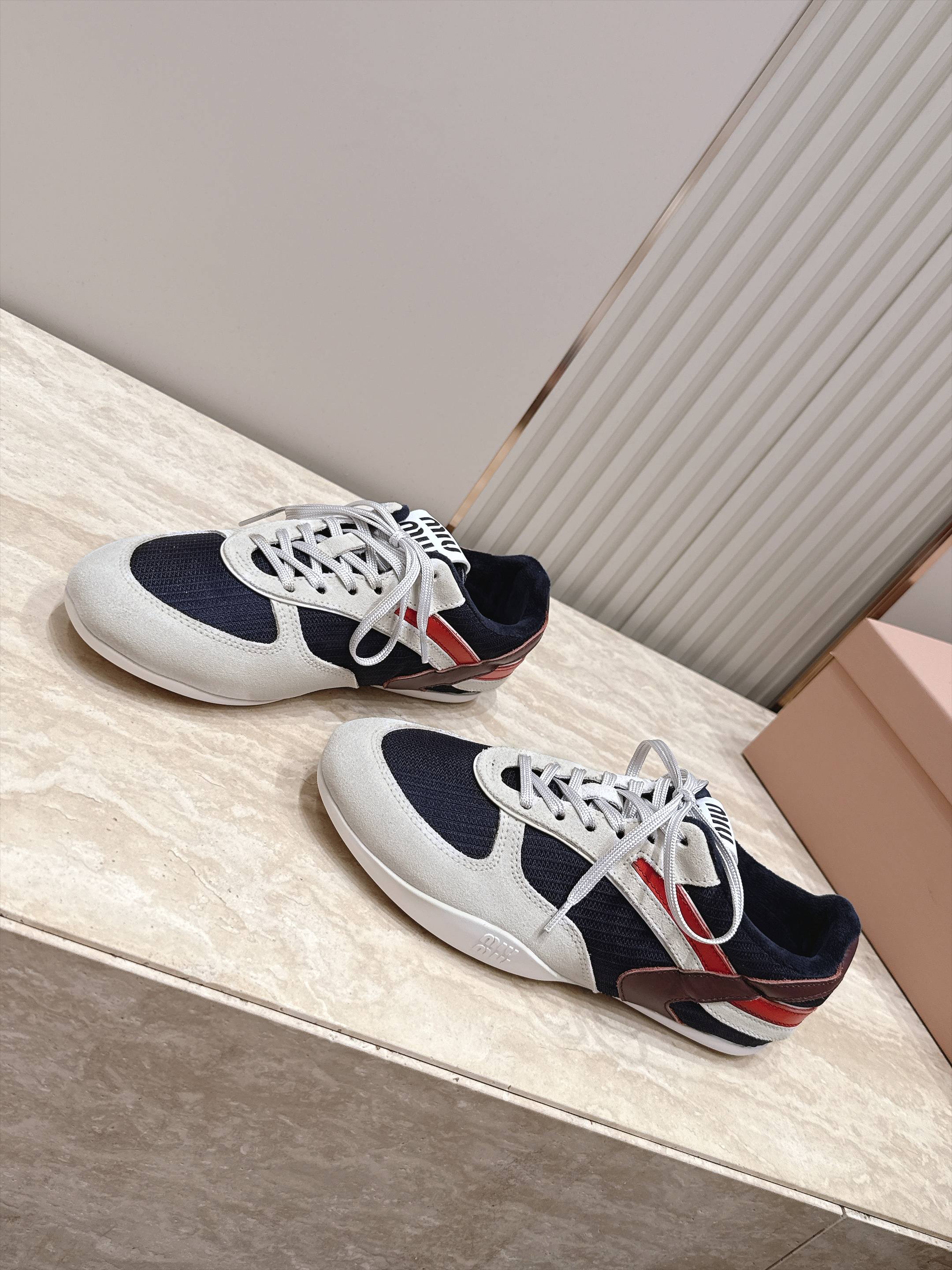Miu Miu 26新款走秀MiuMiu 德训鞋 休闲运动鞋 休闲鞋秀场工艺来自Miu Miu系列的细节特写 新季的潮流
