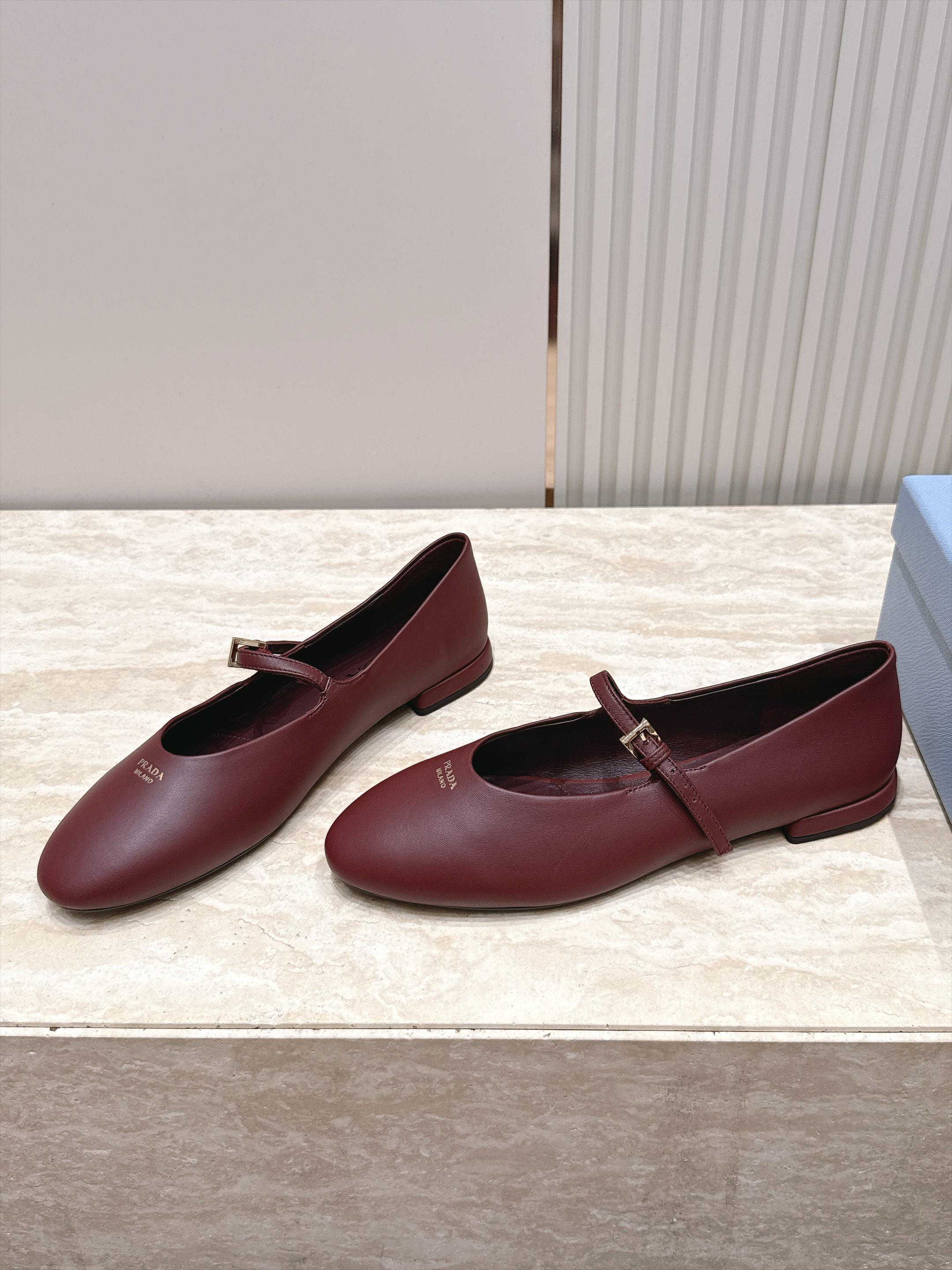 顶级版本   Prada 普拉达 2026ss新款玛丽珍平底鞋乐福鞋单鞋 网红爆款来袭！各大网红抢先体验、网红ins种草