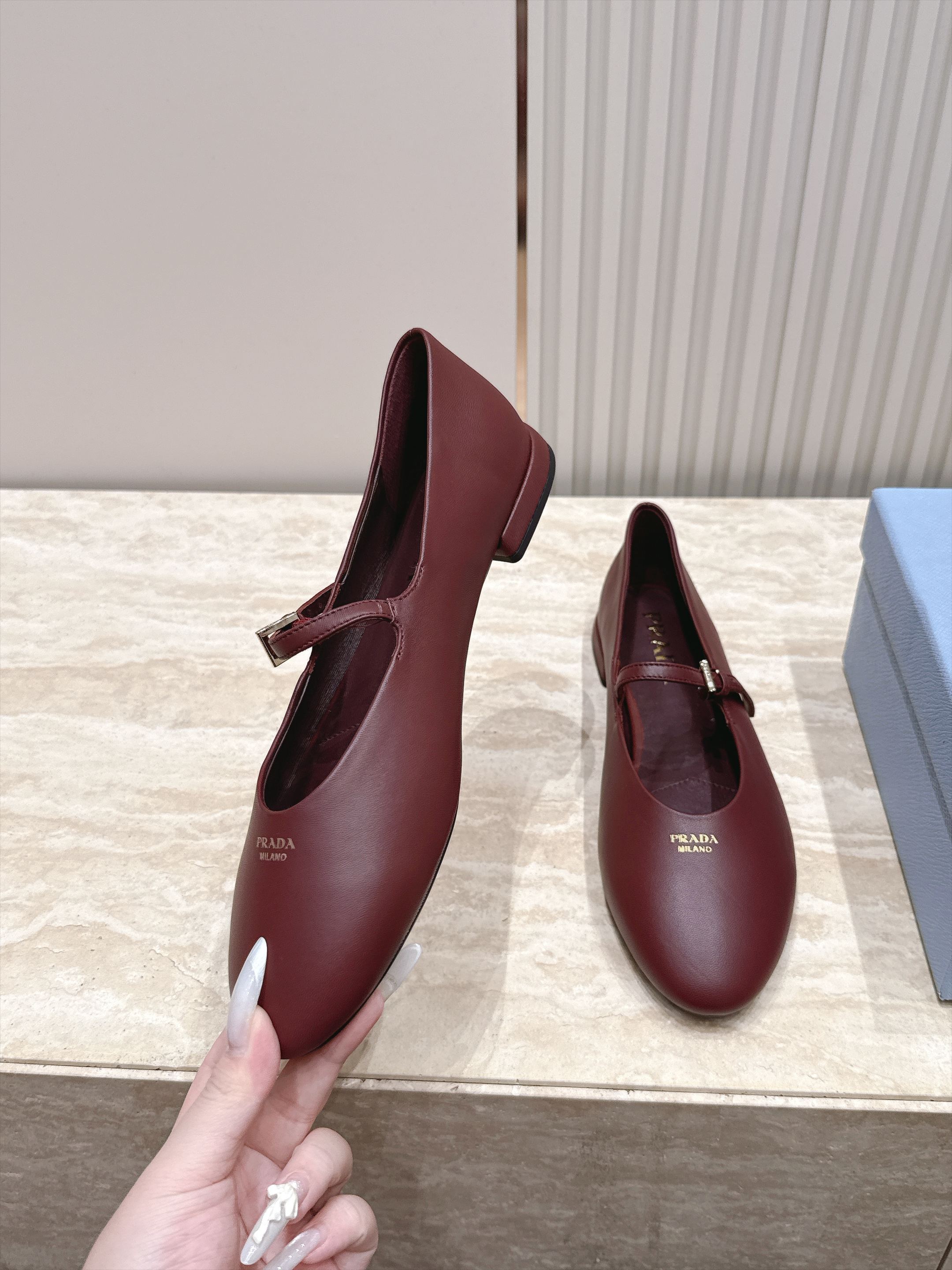 顶级版本   Prada 普拉达 2026ss新款玛丽珍平底鞋乐福鞋单鞋 网红爆款来袭！各大网红抢先体验、网红ins种草