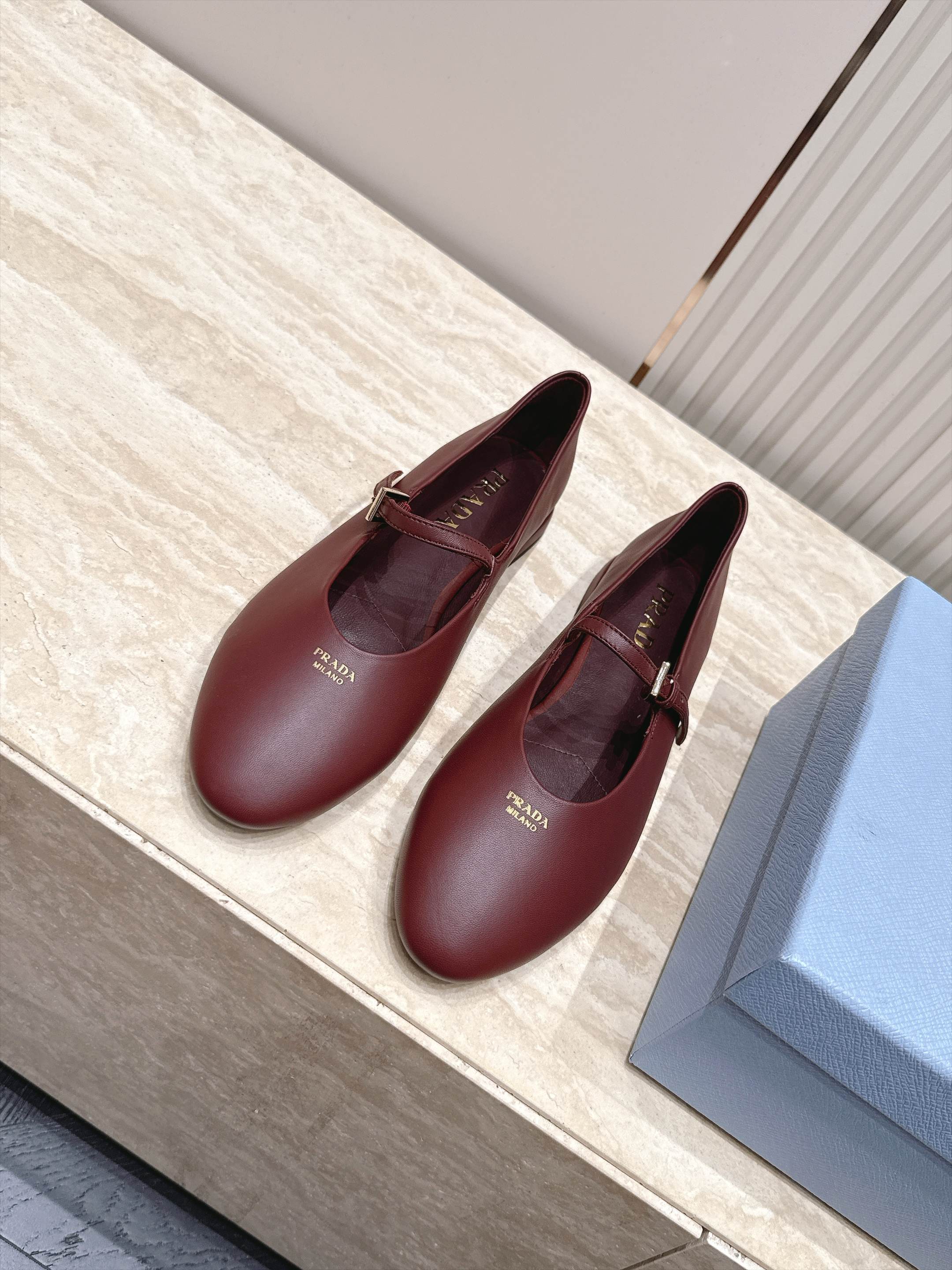顶级版本   Prada 普拉达 2026ss新款玛丽珍平底鞋乐福鞋单鞋 网红爆款来袭！各大网红抢先体验、网红ins种草
