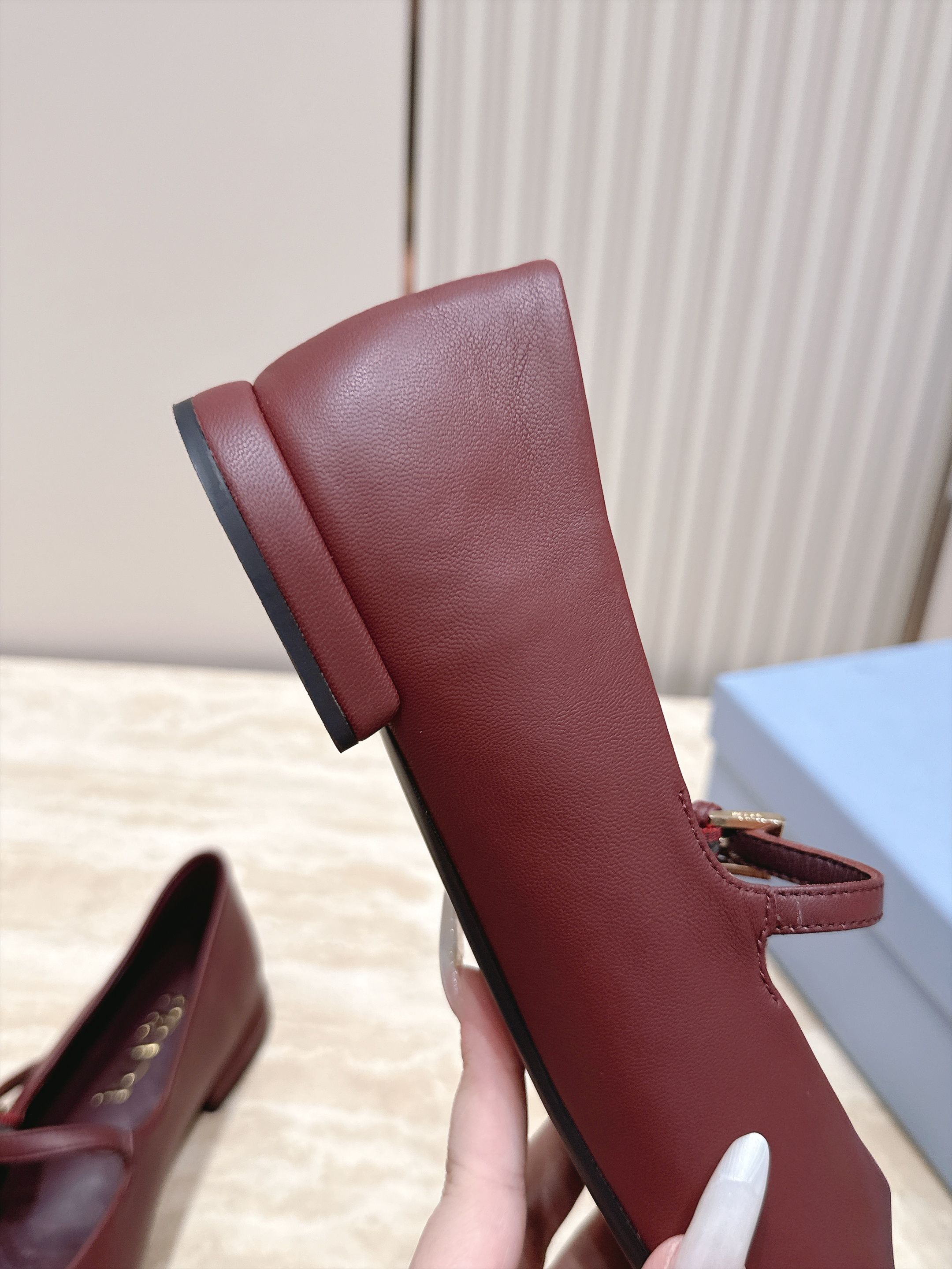 顶级版本   Prada 普拉达 2026ss新款玛丽珍平底鞋乐福鞋单鞋 网红爆款来袭！各大网红抢先体验、网红ins种草