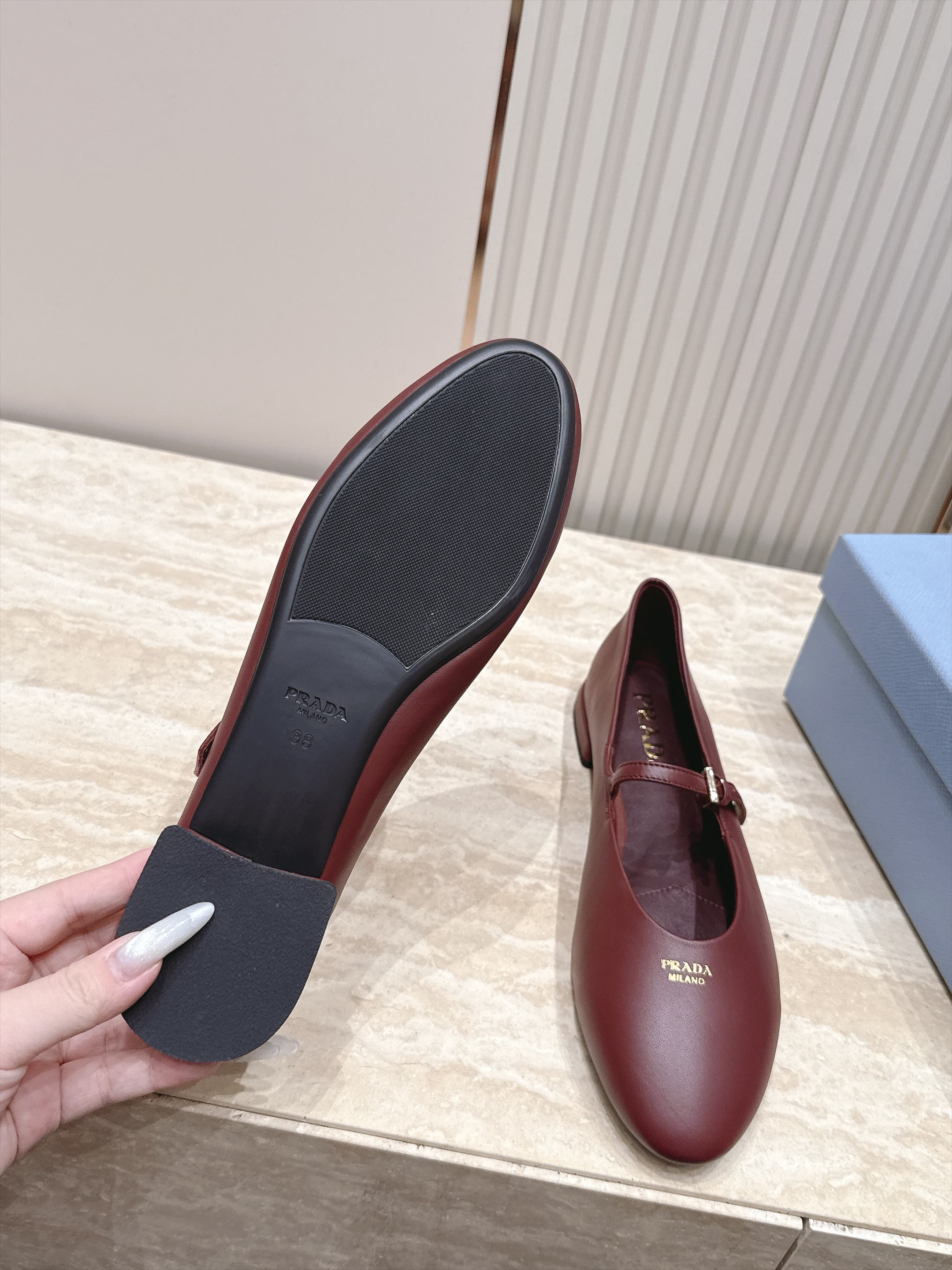 顶级版本   Prada 普拉达 2026ss新款玛丽珍平底鞋乐福鞋单鞋 网红爆款来袭！各大网红抢先体验、网红ins种草