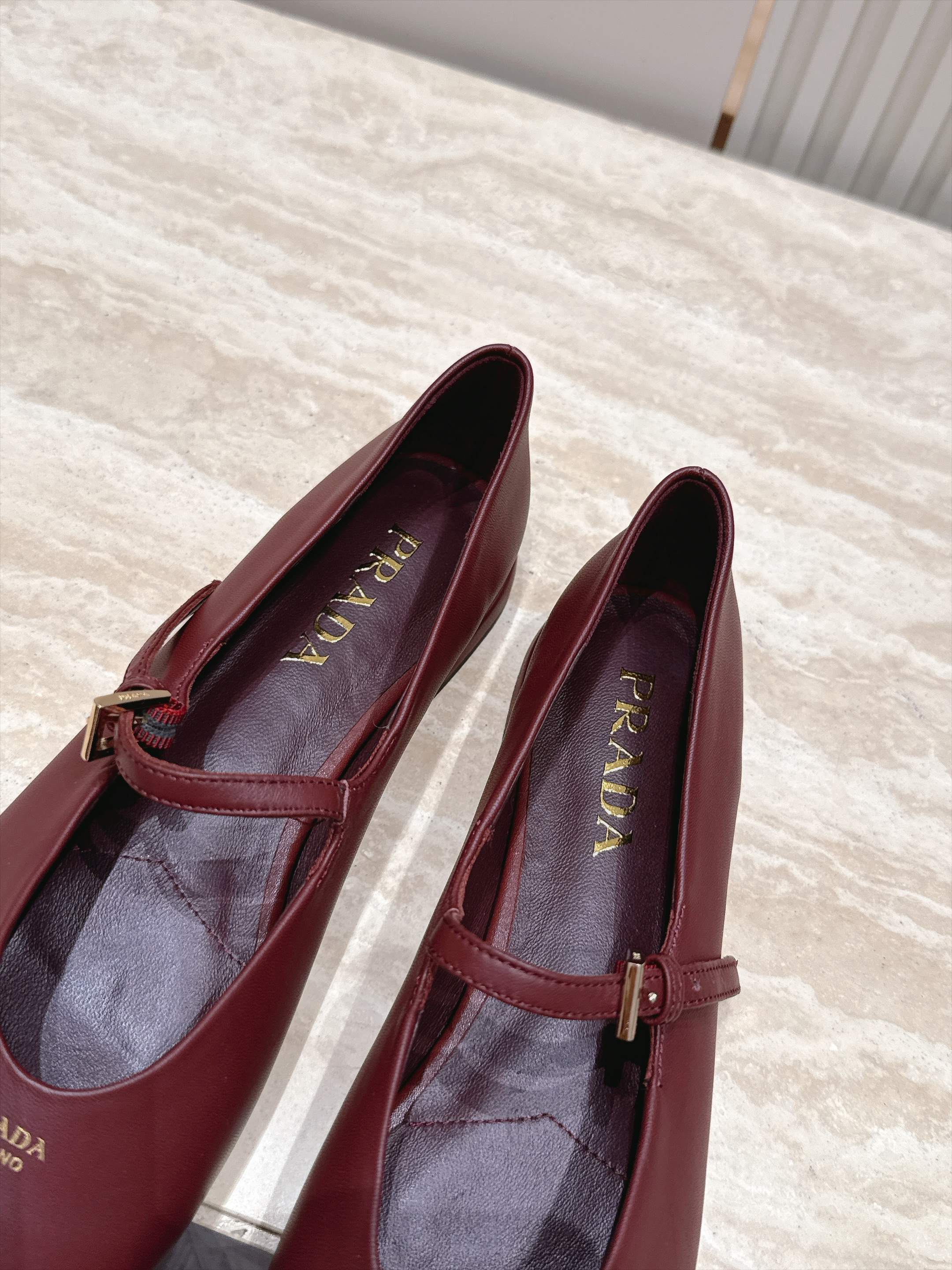 顶级版本   Prada 普拉达 2026ss新款玛丽珍平底鞋乐福鞋单鞋 网红爆款来袭！各大网红抢先体验、网红ins种草