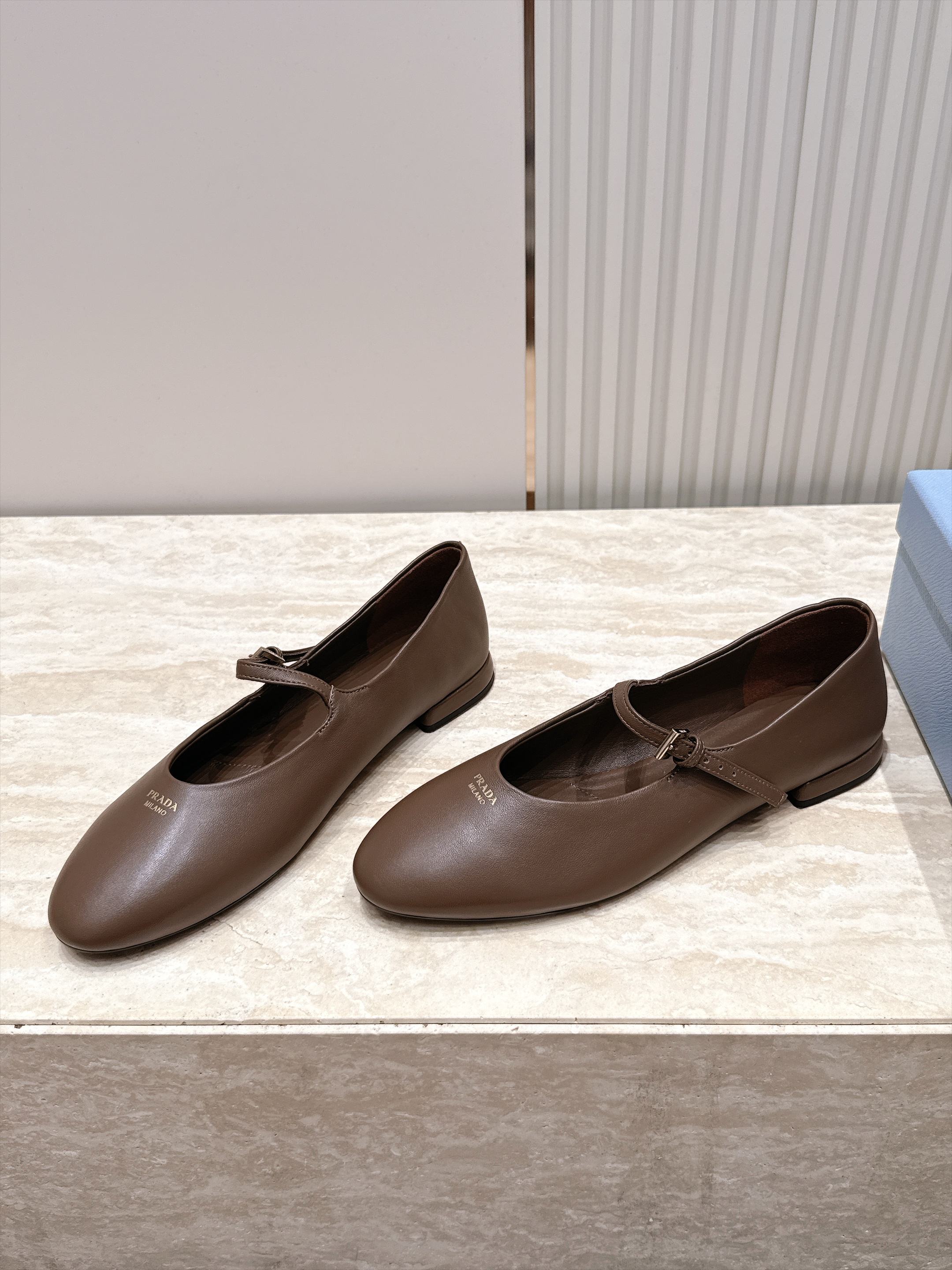 顶级版本   Prada 普拉达 2026ss新款玛丽珍平底鞋乐福鞋单鞋 网红爆款来袭！各大网红抢先体验、网红ins种草