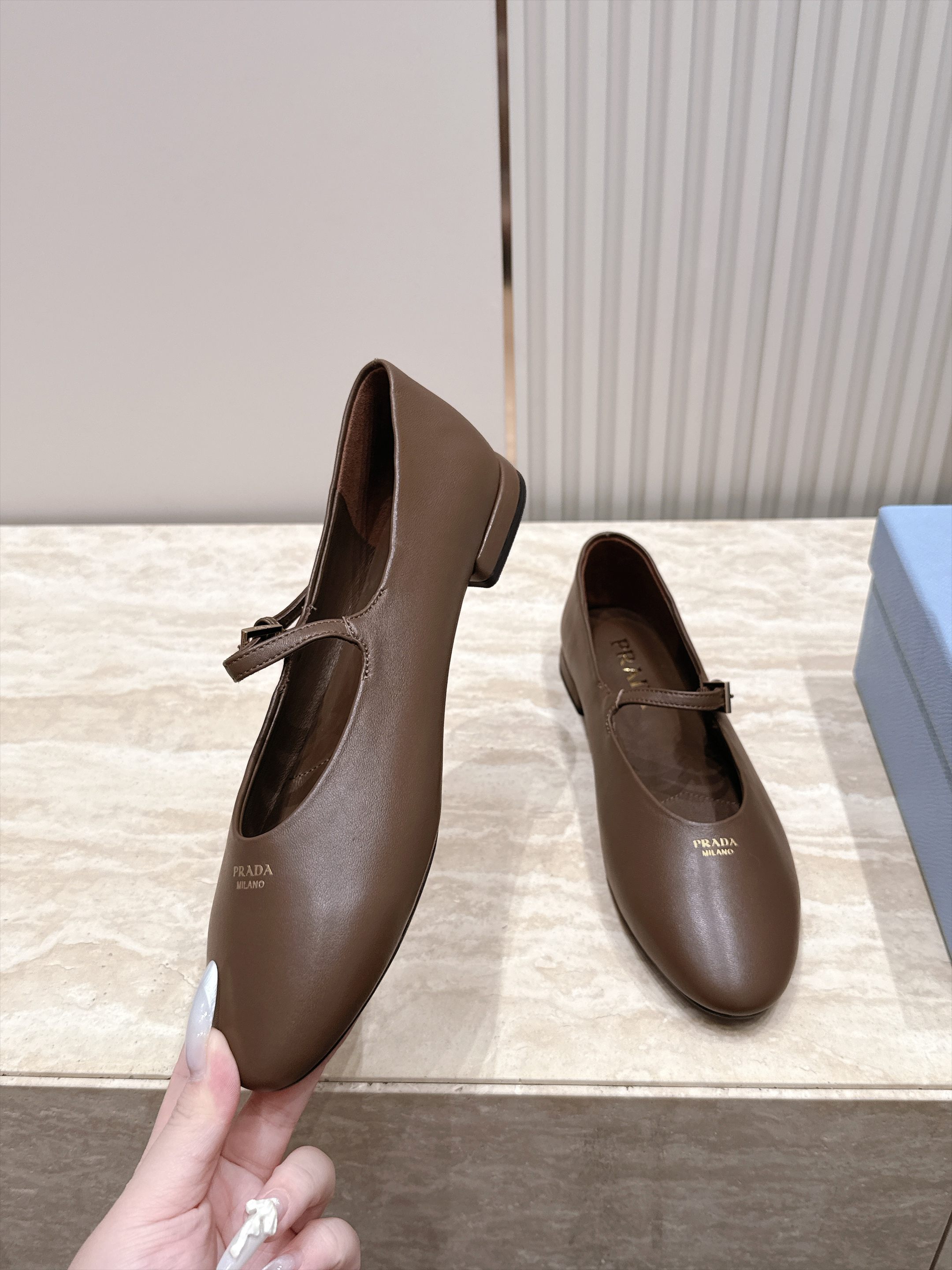 顶级版本   Prada 普拉达 2026ss新款玛丽珍平底鞋乐福鞋单鞋 网红爆款来袭！各大网红抢先体验、网红ins种草