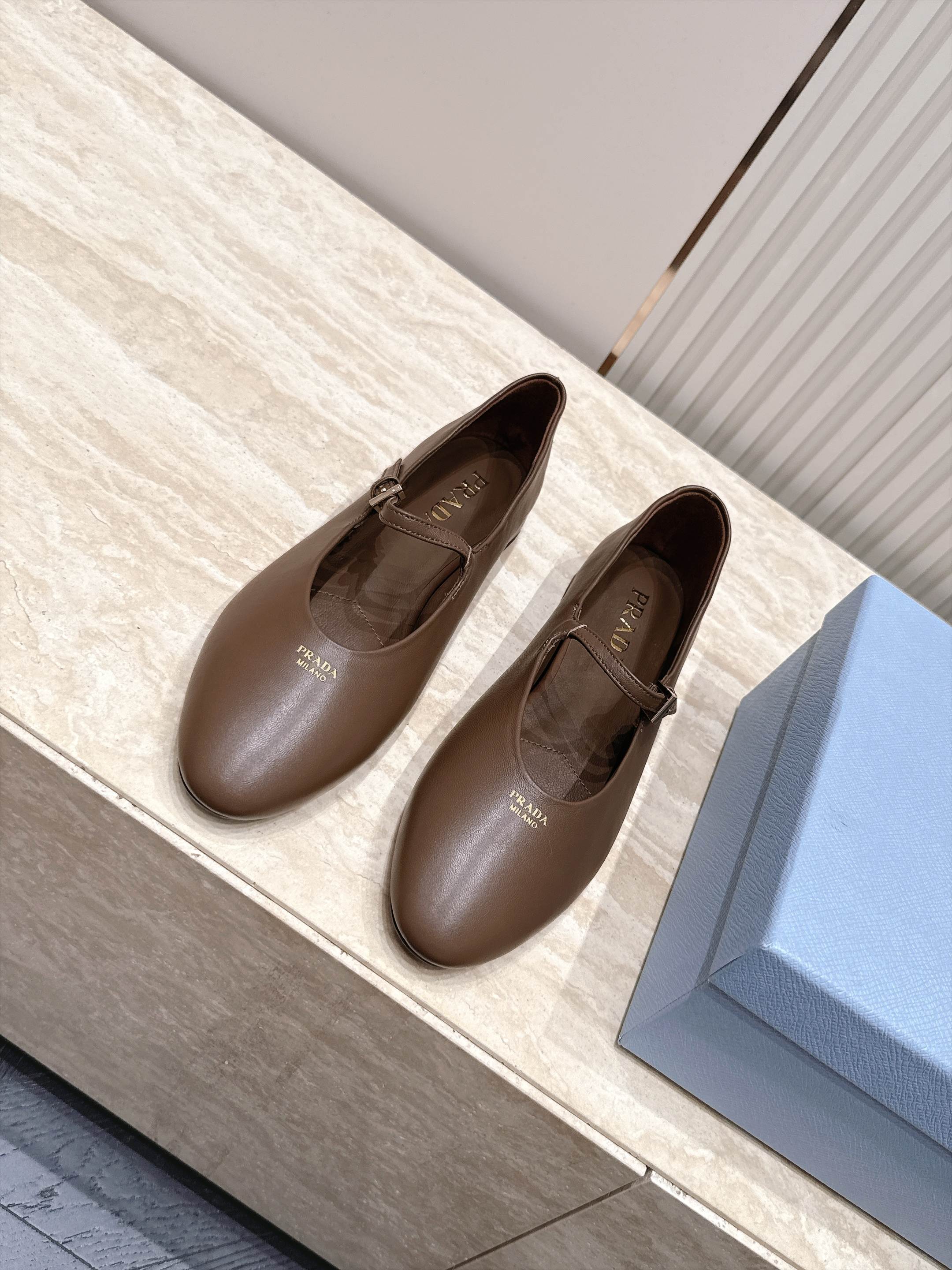 顶级版本   Prada 普拉达 2026ss新款玛丽珍平底鞋乐福鞋单鞋 网红爆款来袭！各大网红抢先体验、网红ins种草