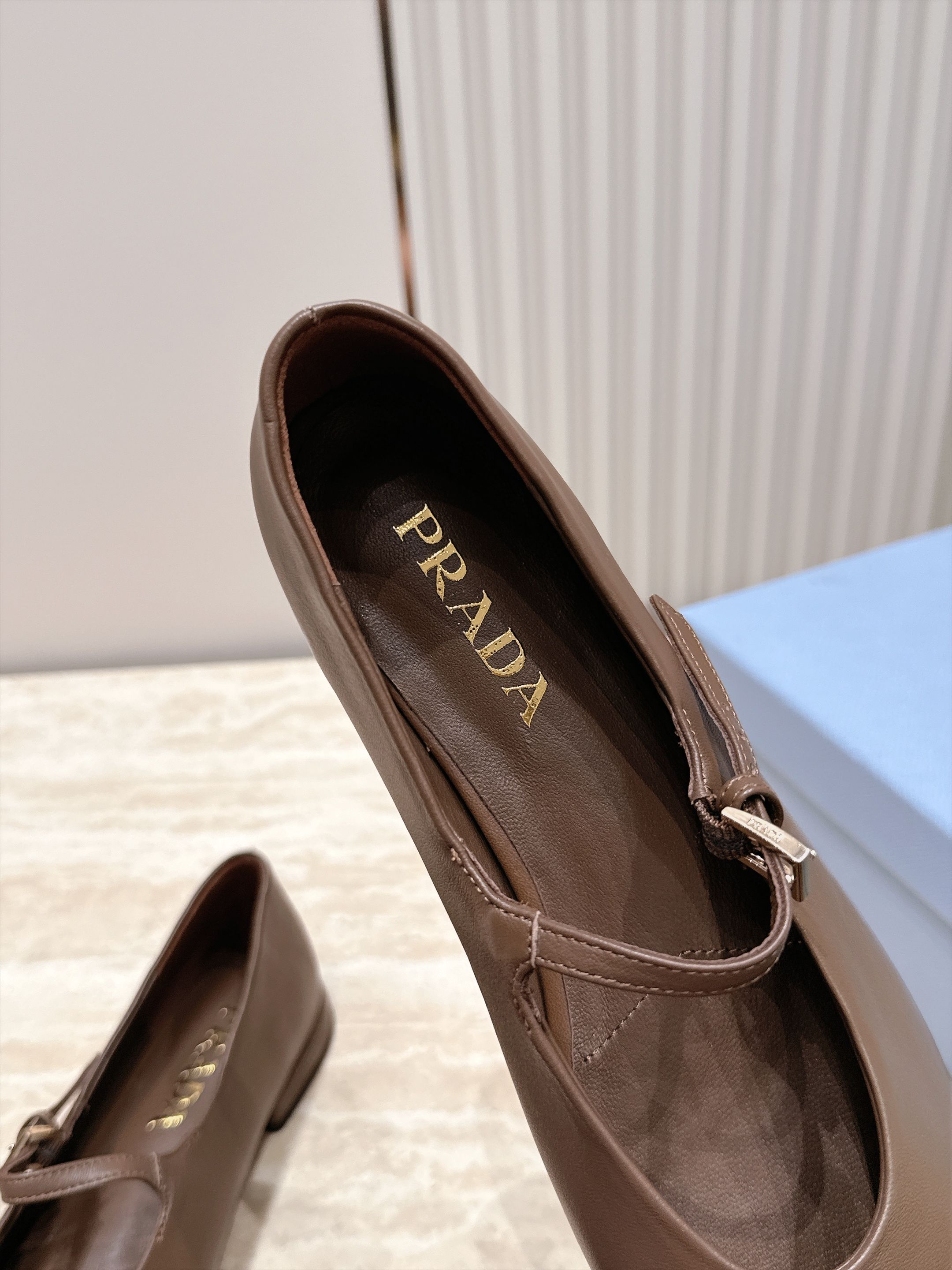 顶级版本   Prada 普拉达 2026ss新款玛丽珍平底鞋乐福鞋单鞋 网红爆款来袭！各大网红抢先体验、网红ins种草