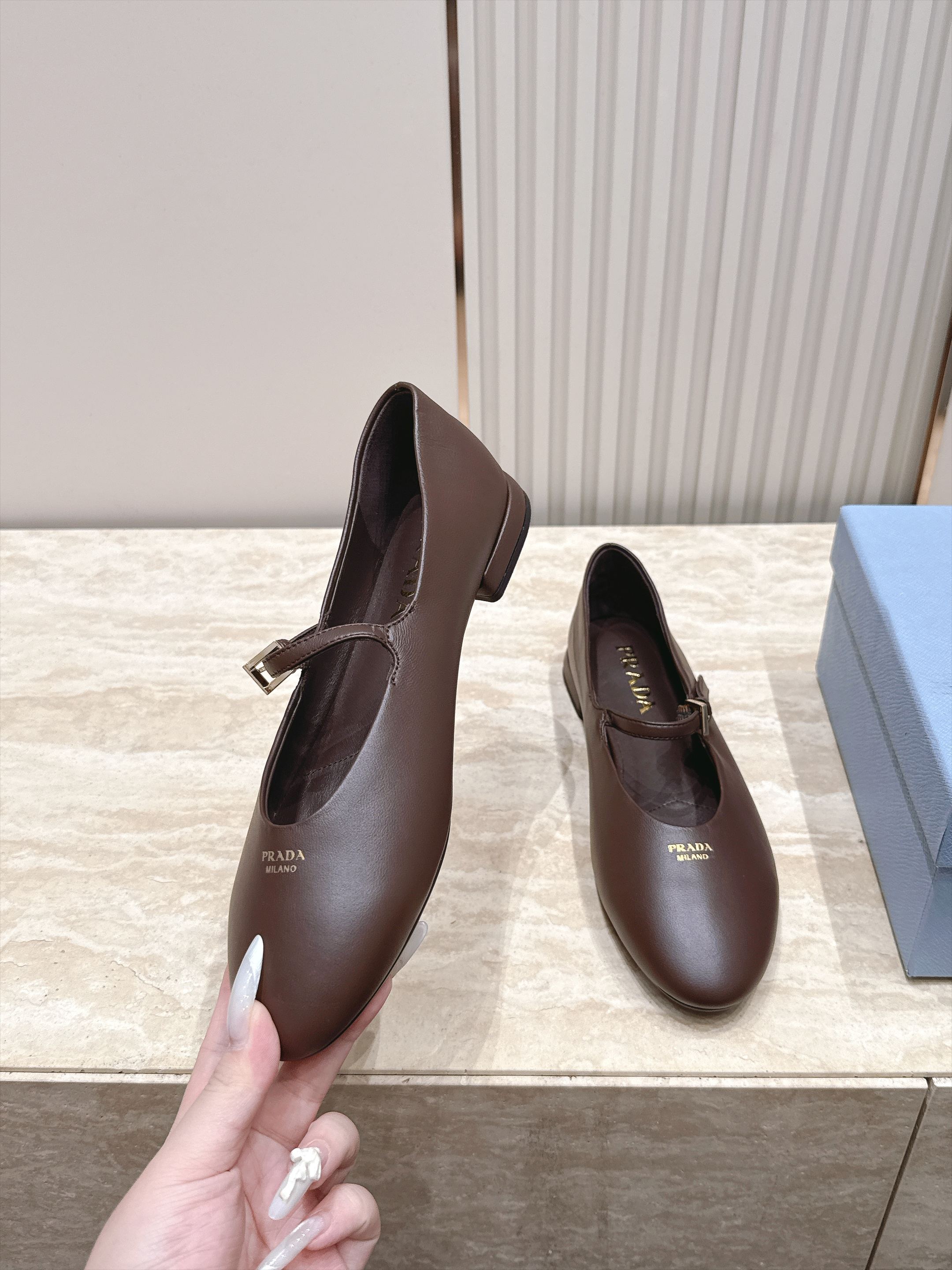顶级版本   Prada 普拉达 2026ss新款玛丽珍平底鞋乐福鞋单鞋 网红爆款来袭！各大网红抢先体验、网红ins种草