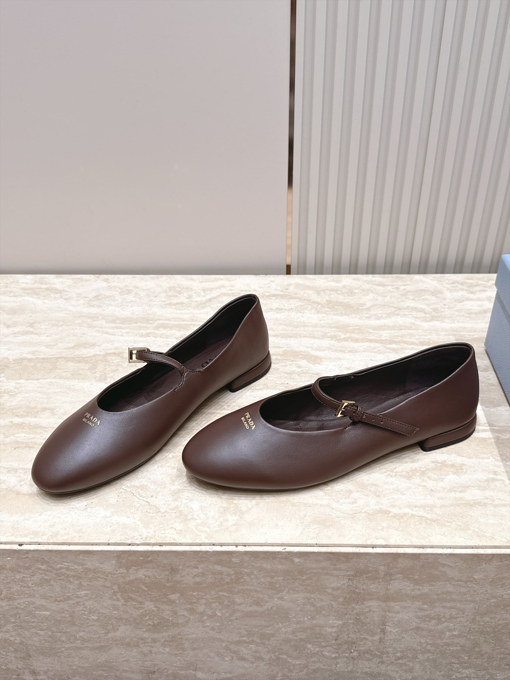顶级版本   Prada 普拉达 2026ss新款玛丽珍平底鞋乐福鞋单鞋 网红爆款来袭！各大网红抢先体验、网红ins种草