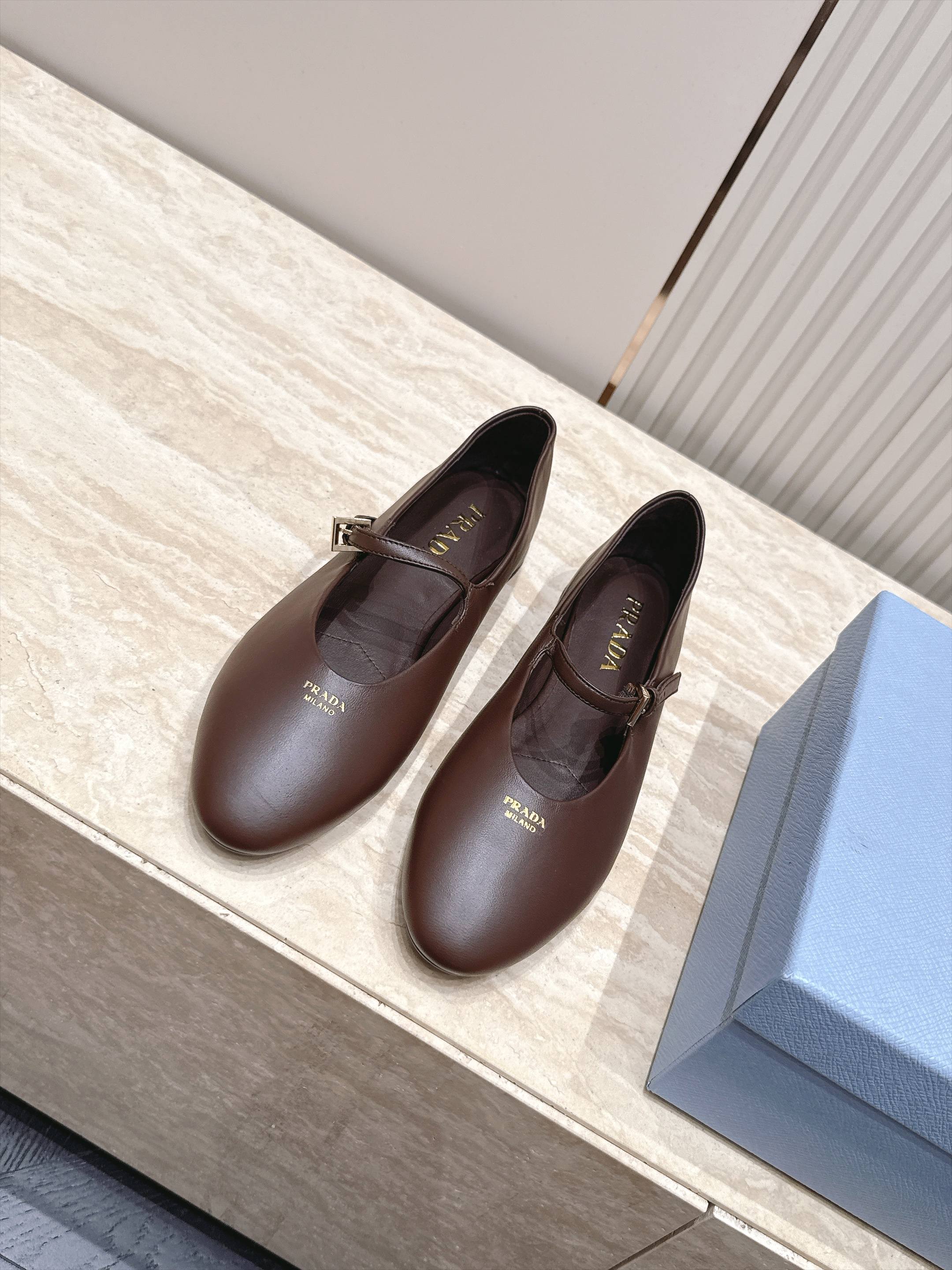 顶级版本   Prada 普拉达 2026ss新款玛丽珍平底鞋乐福鞋单鞋 网红爆款来袭！各大网红抢先体验、网红ins种草