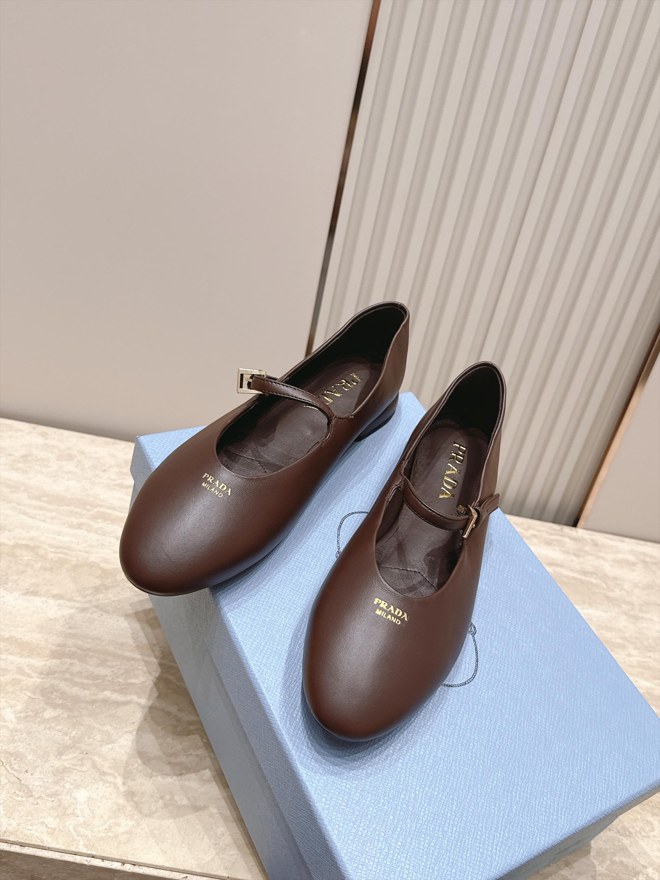 顶级版本   Prada 普拉达 2026ss新款玛丽珍平底鞋乐福鞋单鞋 网红爆款来袭！各大网红抢先体验、网红ins种草