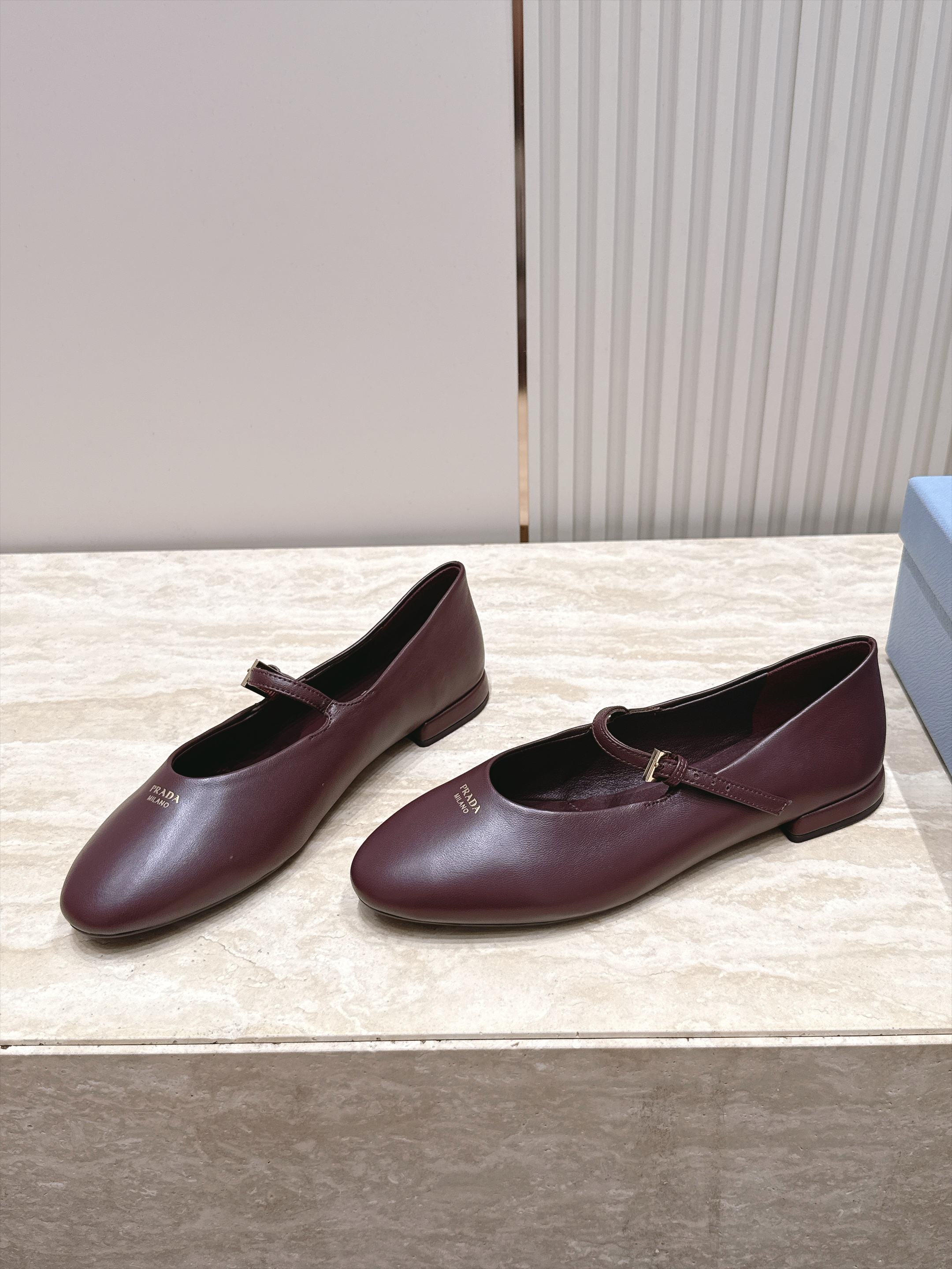 顶级版本   Prada 普拉达 2026ss新款玛丽珍平底鞋乐福鞋单鞋 网红爆款来袭！各大网红抢先体验、网红ins种草