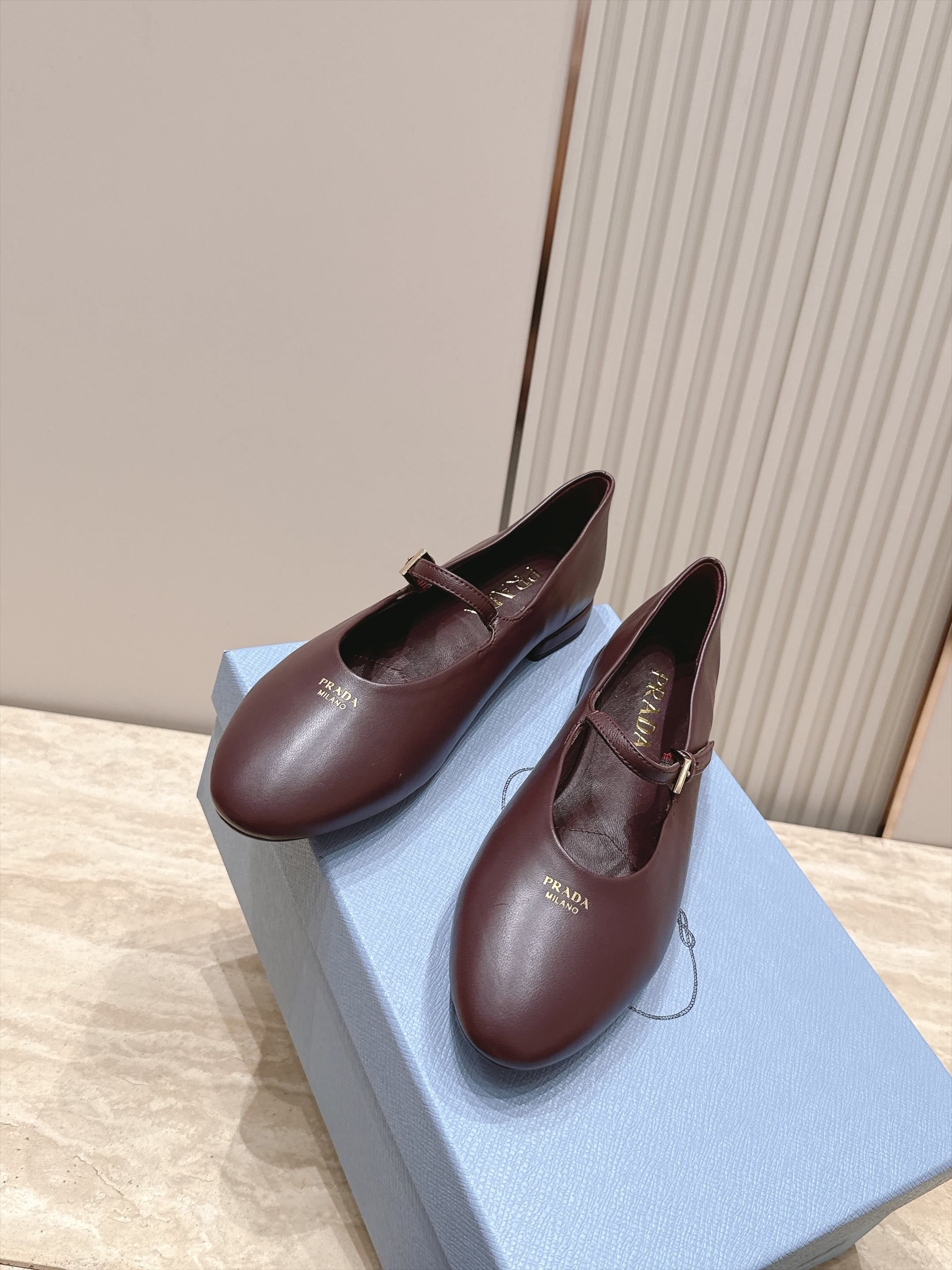 顶级版本   Prada 普拉达 2026ss新款玛丽珍平底鞋乐福鞋单鞋 网红爆款来袭！各大网红抢先体验、网红ins种草