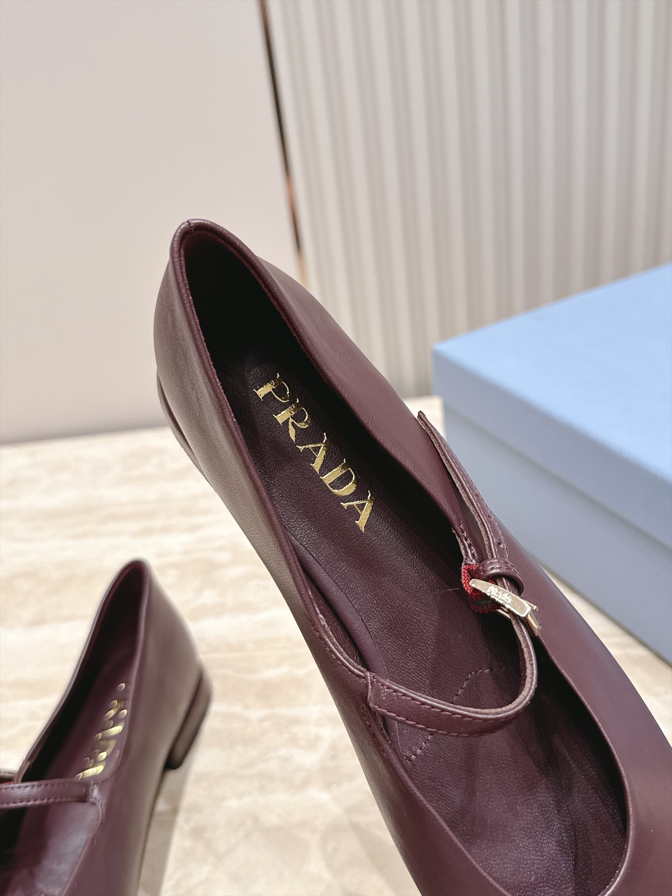 顶级版本   Prada 普拉达 2026ss新款玛丽珍平底鞋乐福鞋单鞋 网红爆款来袭！各大网红抢先体验、网红ins种草