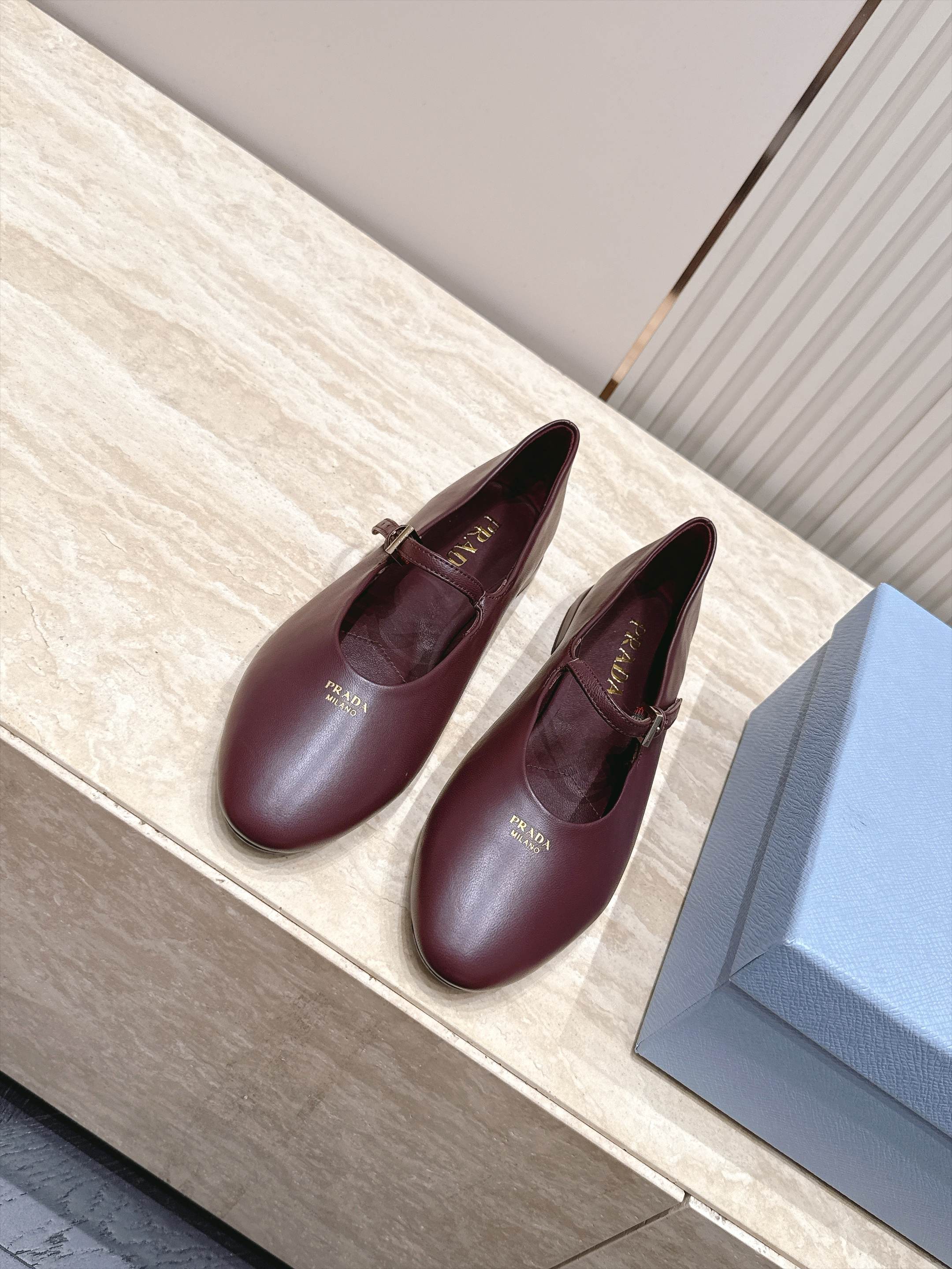 顶级版本   Prada 普拉达 2026ss新款玛丽珍平底鞋乐福鞋单鞋 网红爆款来袭！各大网红抢先体验、网红ins种草