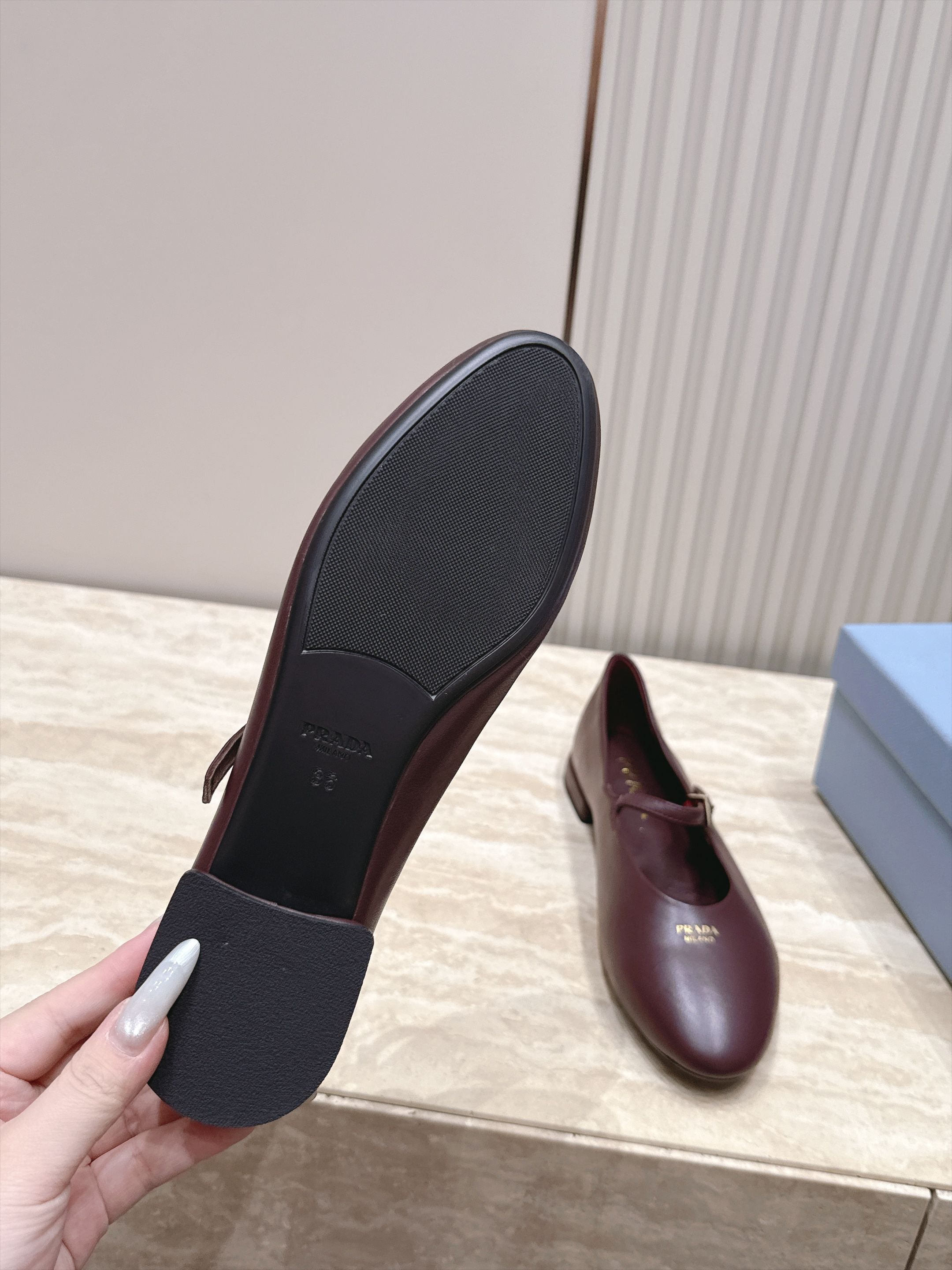 顶级版本   Prada 普拉达 2026ss新款玛丽珍平底鞋乐福鞋单鞋 网红爆款来袭！各大网红抢先体验、网红ins种草