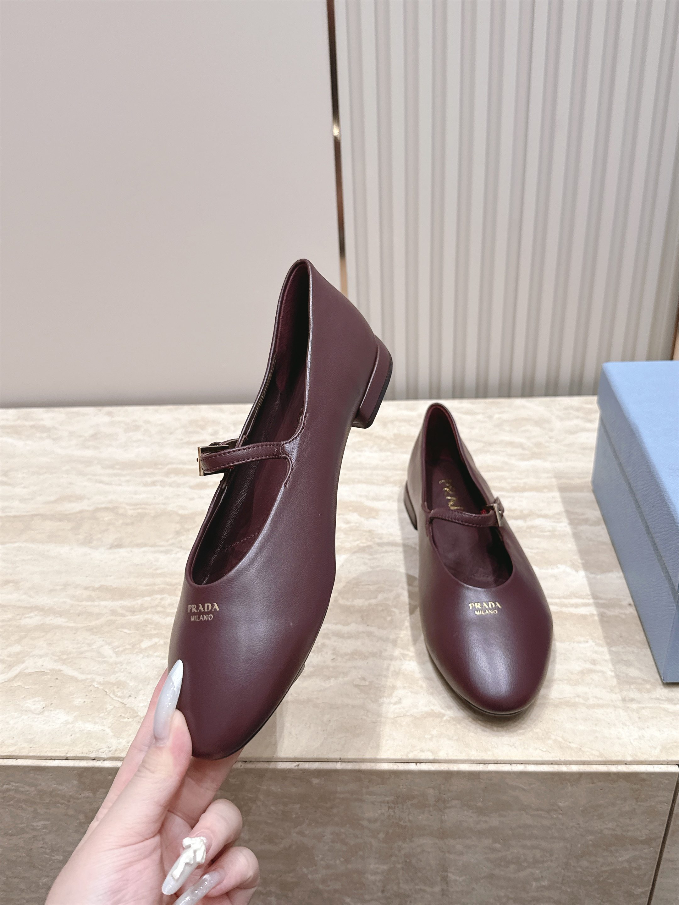 顶级版本   Prada 普拉达 2026ss新款玛丽珍平底鞋乐福鞋单鞋 网红爆款来袭！各大网红抢先体验、网红ins种草